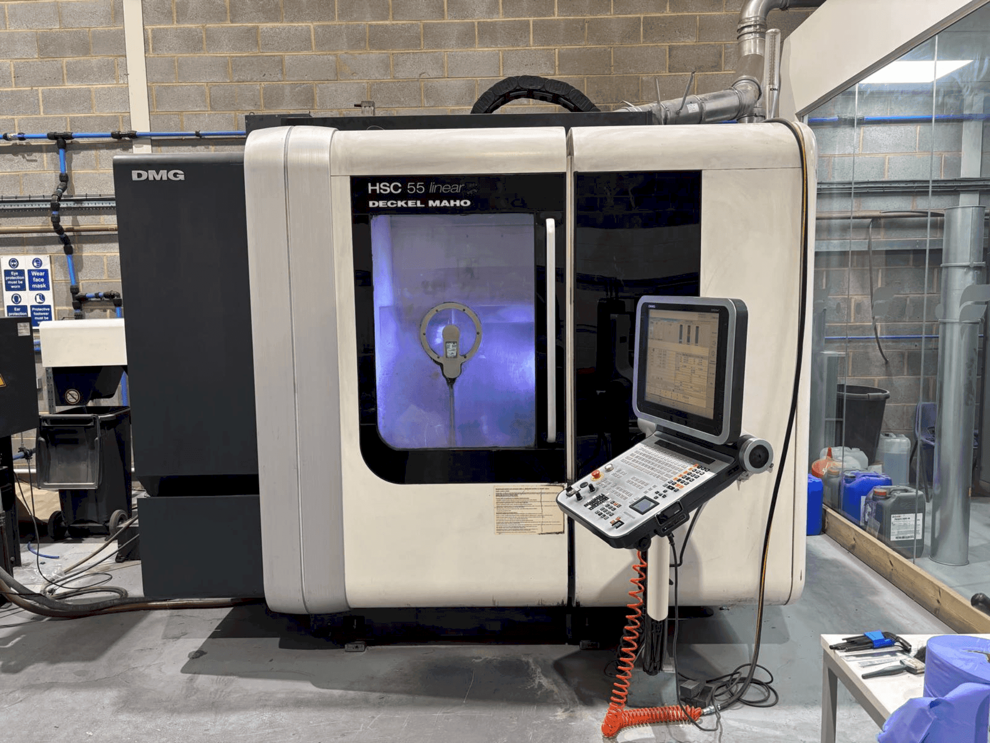 DMG DECKEL MAHO HSC 55 linear Mašinos vaizdas iš priekio