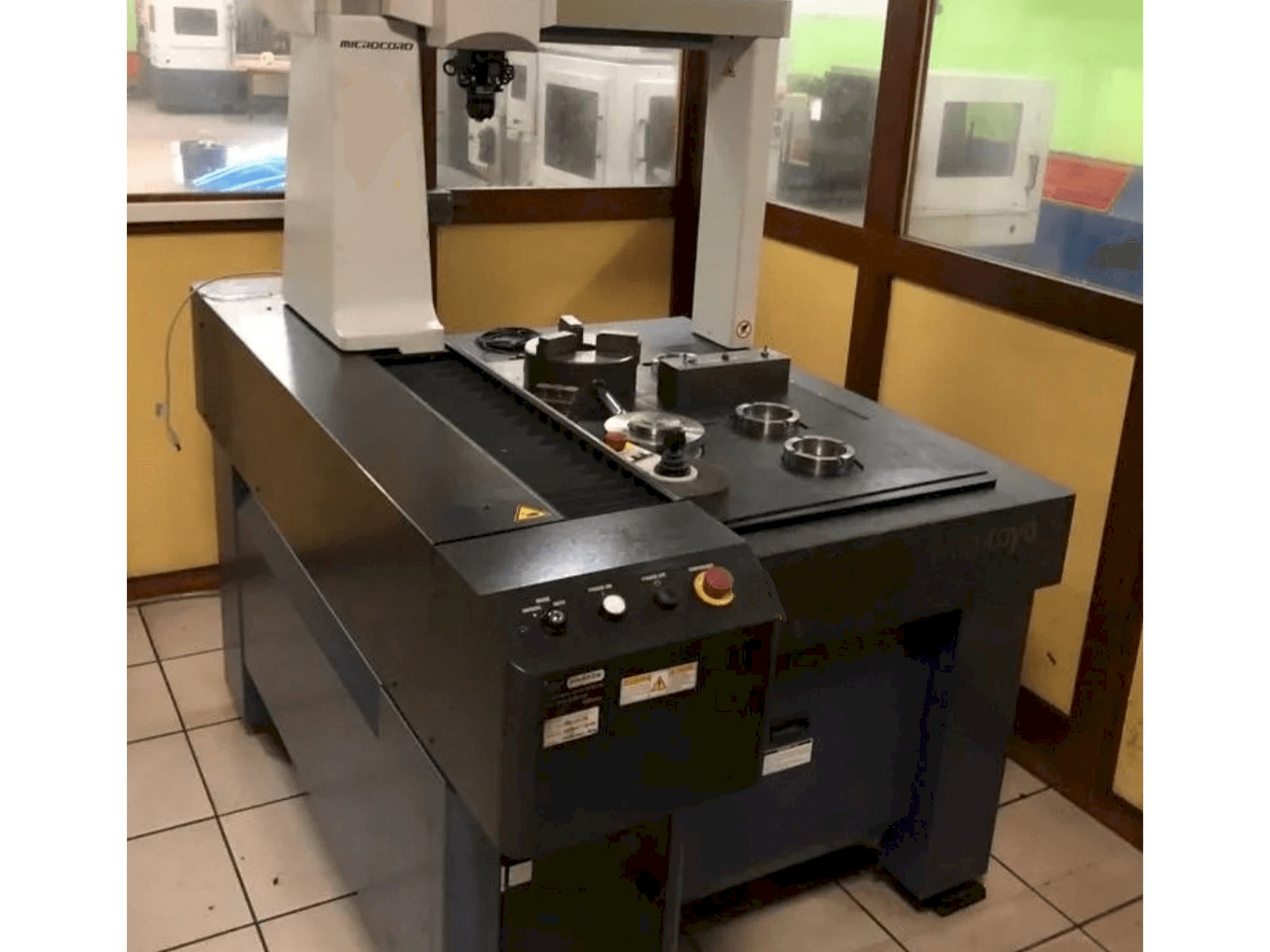 Mitutoyo CRYSTA-APEX S574 Mašinos vaizdas iš priekio