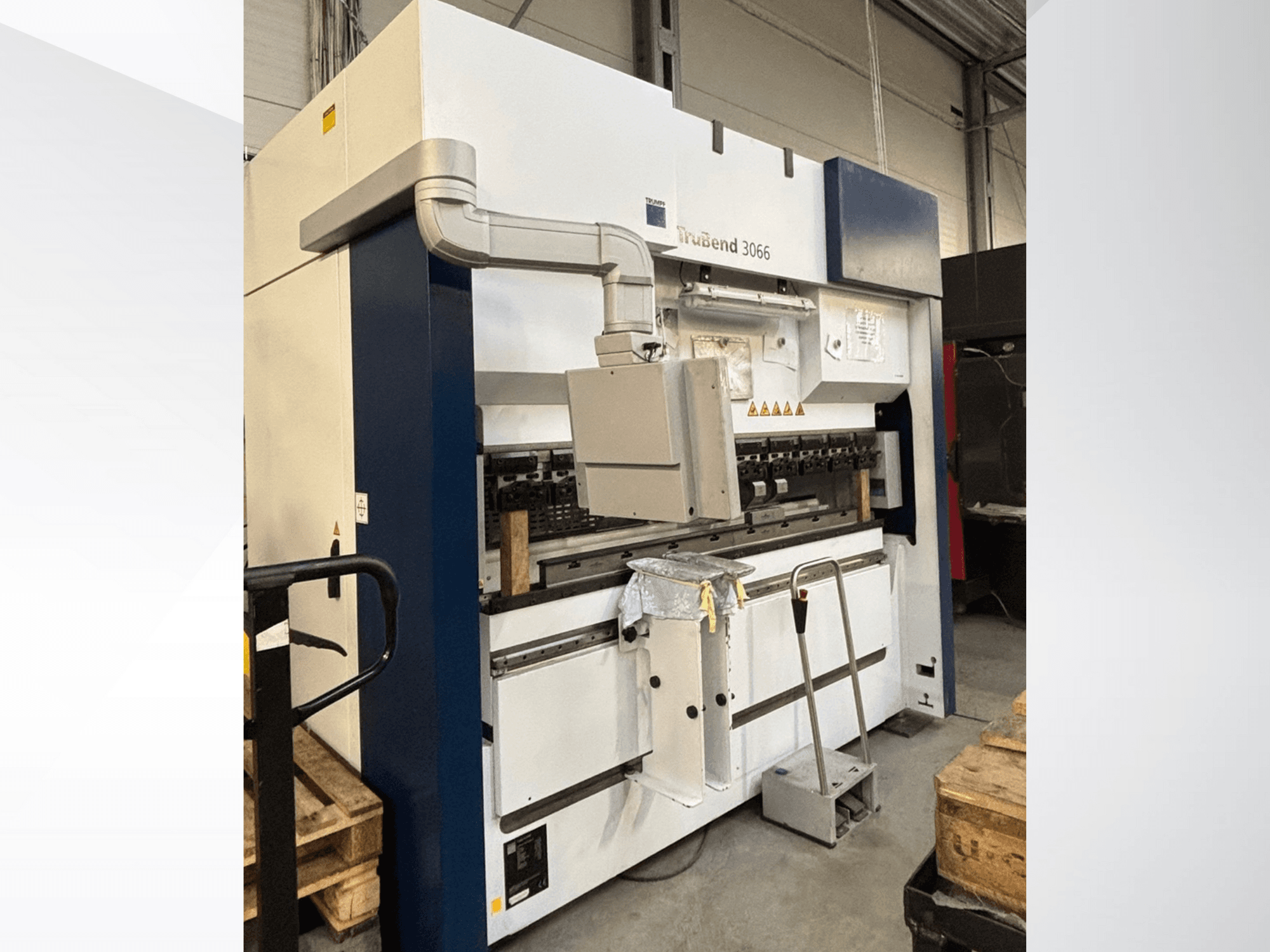 "Trubend 3066" lenkimo staklės, vaizdas iš priekio, kuriame matomi valdikliai, metalinis rėmas ir saugos elementai dirbtuvėse.