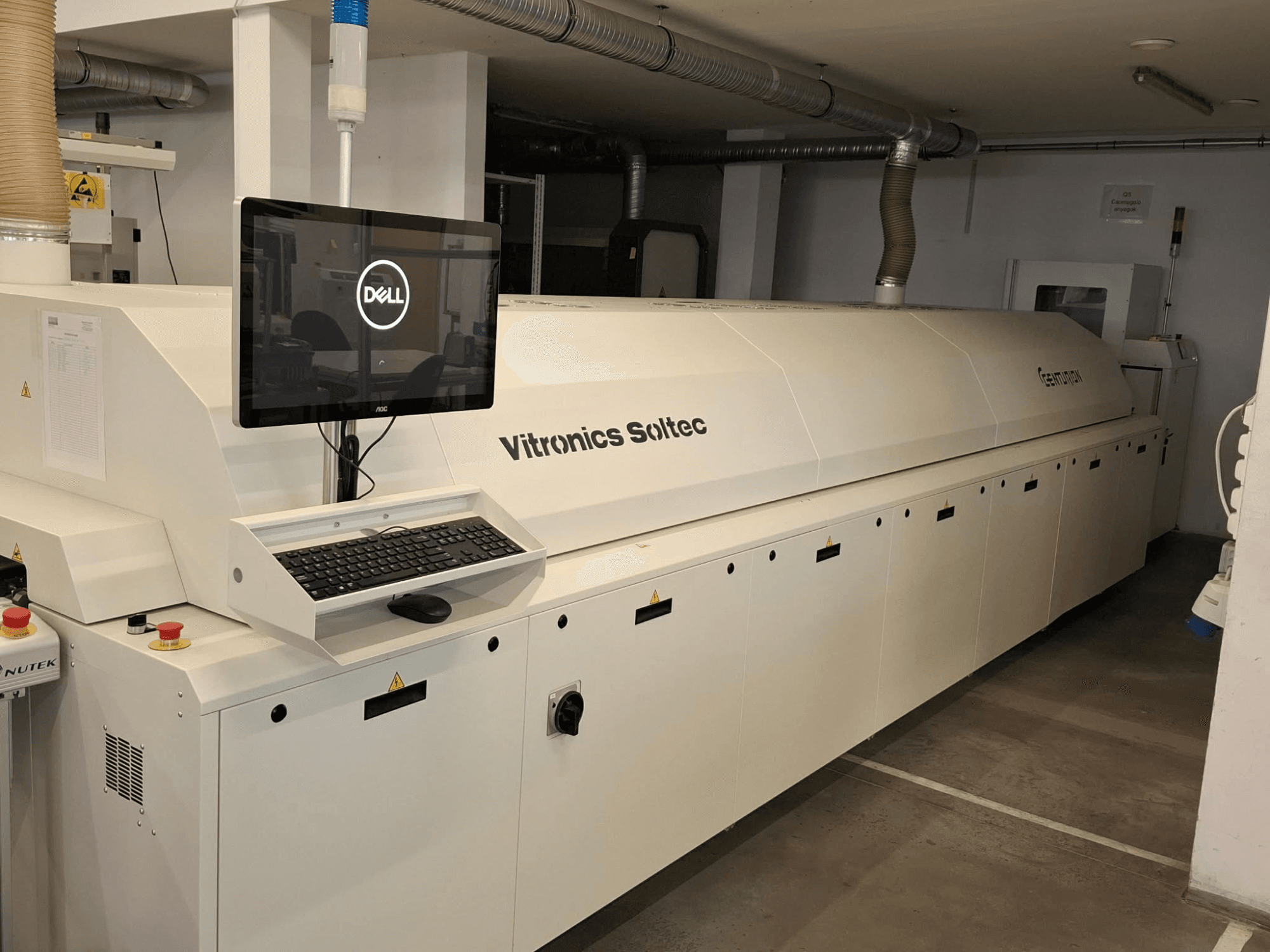 Automatizavimo įrangos CENTURION CT930 vaizdas iš priekio: "Dell" monitorius su klaviatūra ir valdymo mygtukais.