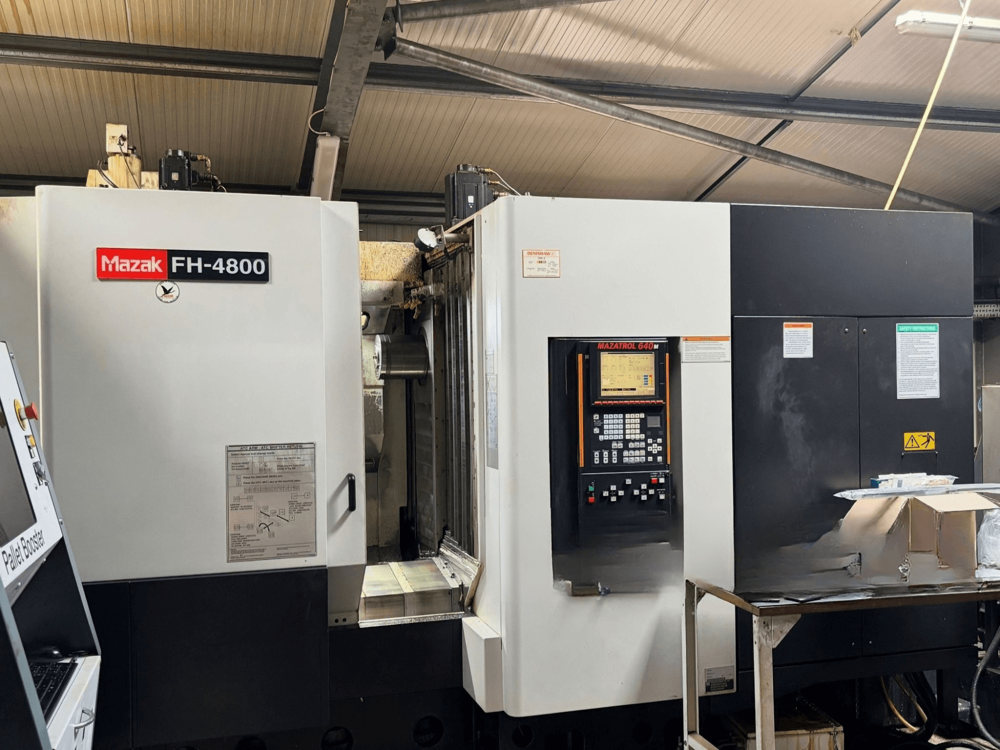 „Mazak FH-4800“ horizontalus apdirbimo centras, vaizdas iš priekio, kuriame matomas valdymo pultas ir įrenginio detalės.