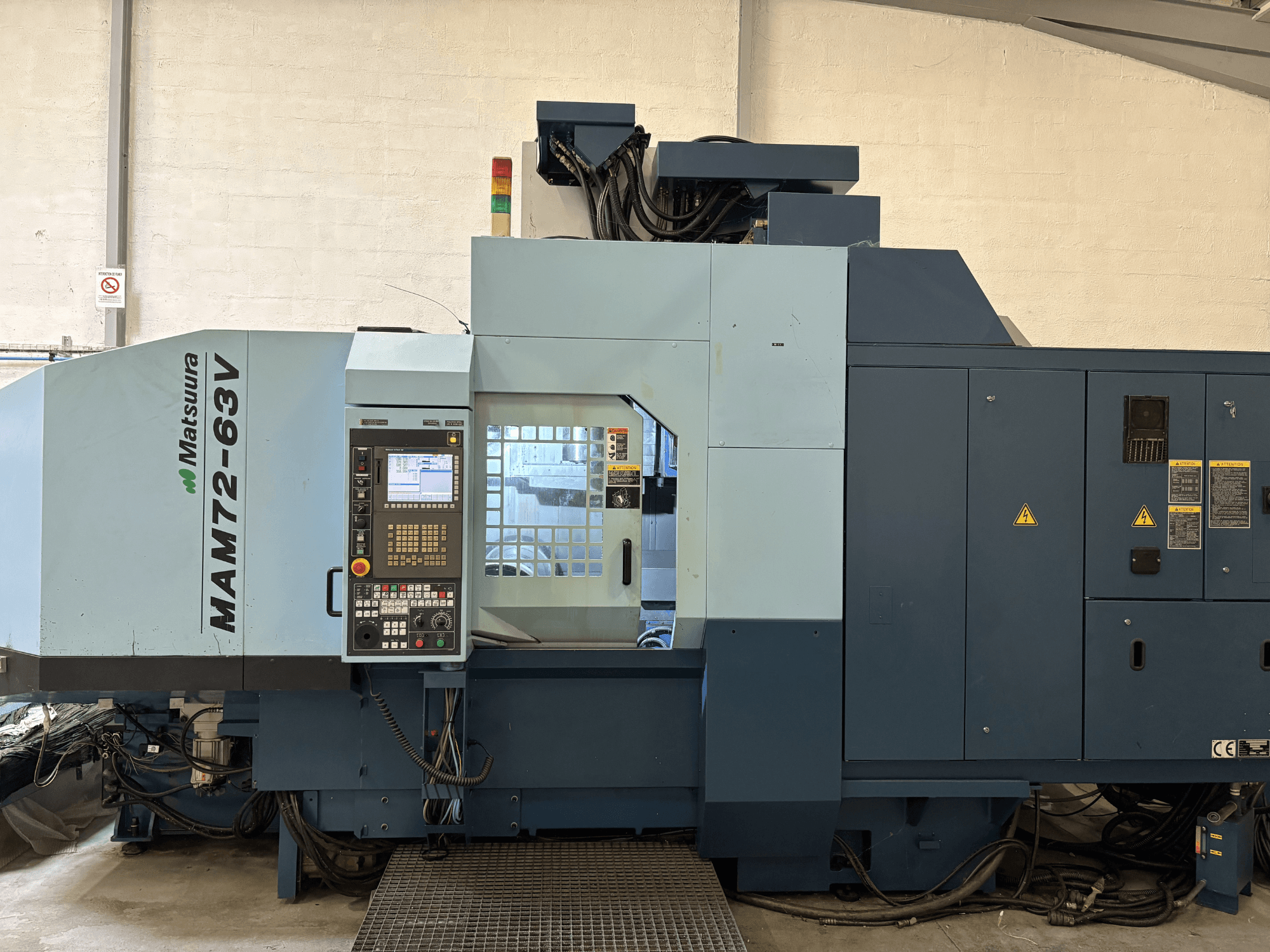 Matsuura MAM 72-63 V vertikalusis apdirbimo centras, priekinis vaizdas, kuriame matomas valdymo skydelis ir saugos elementai.