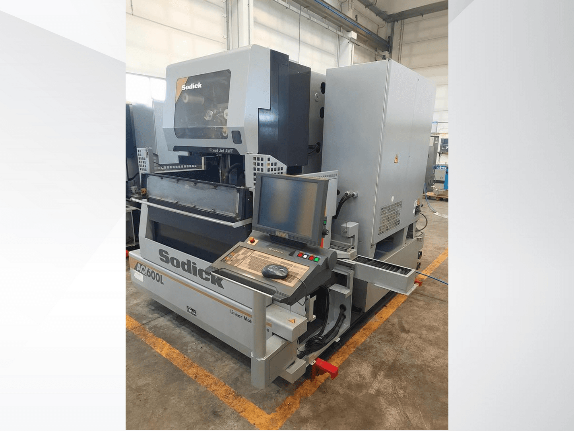 "Sodick AC600L" linijinės staklės iš šono, kuriose matomas valdymo skydelis, fiksuota srovė ir pramoninio dizaino ypatybės.