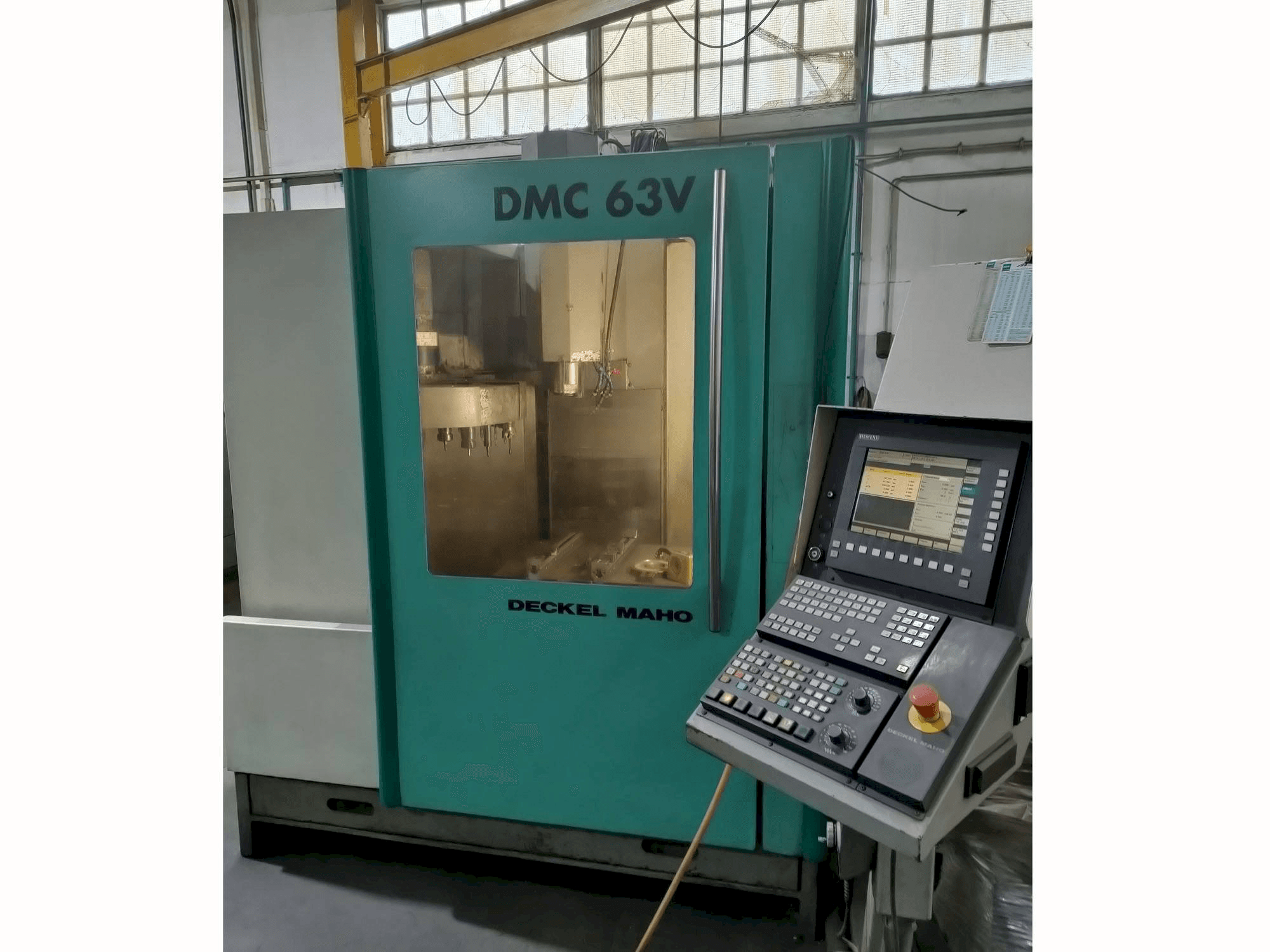 DECKEL MAHO DMC 63V Mašinos vaizdas iš priekio
