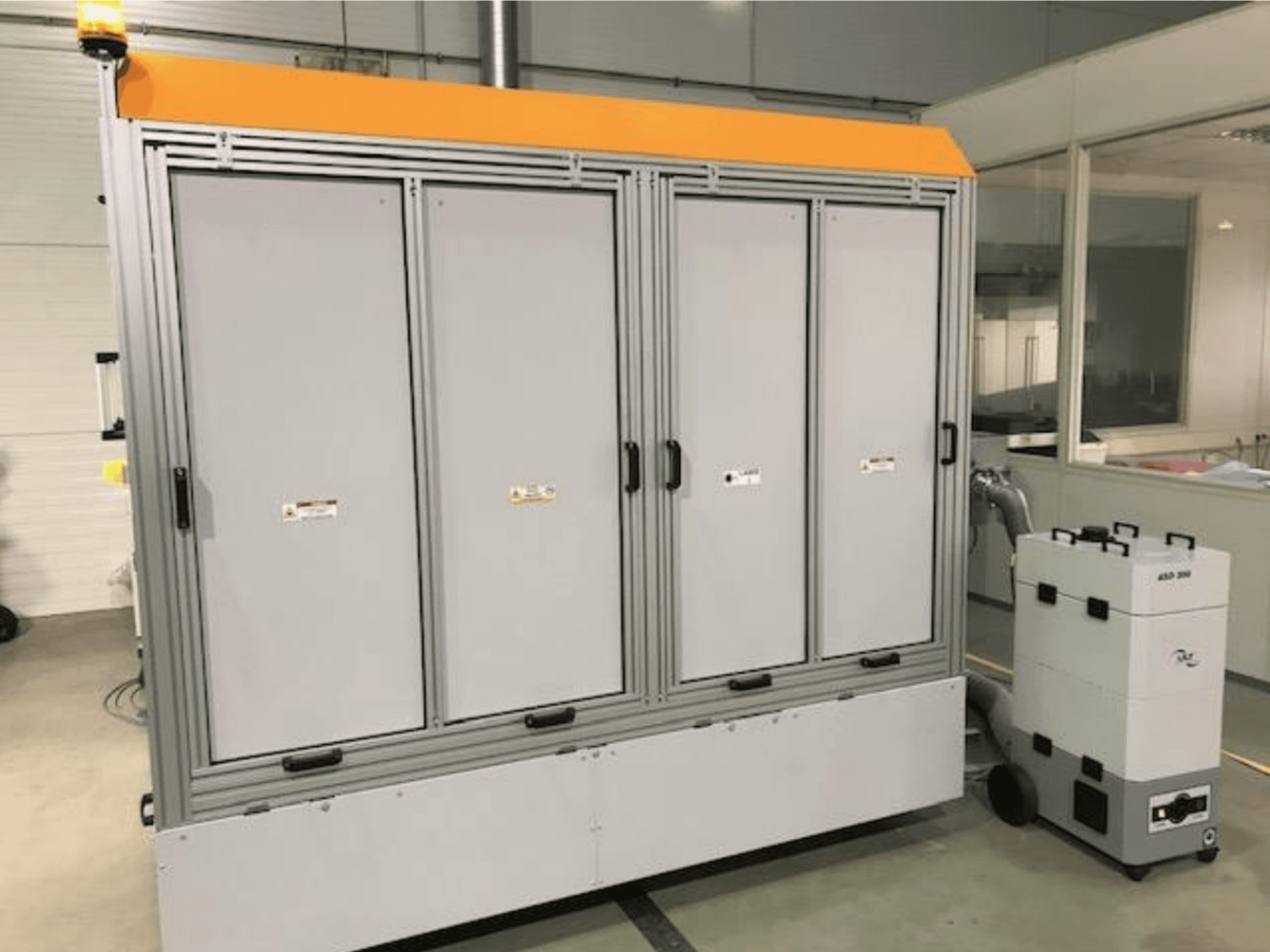 4JET Pearl M pluoštinio lazerio pjovimo staklės, vaizdas iš priekio, matoma saugos lemputė, valdymo skydelis ir prijungtas ištraukimo įrenginys.