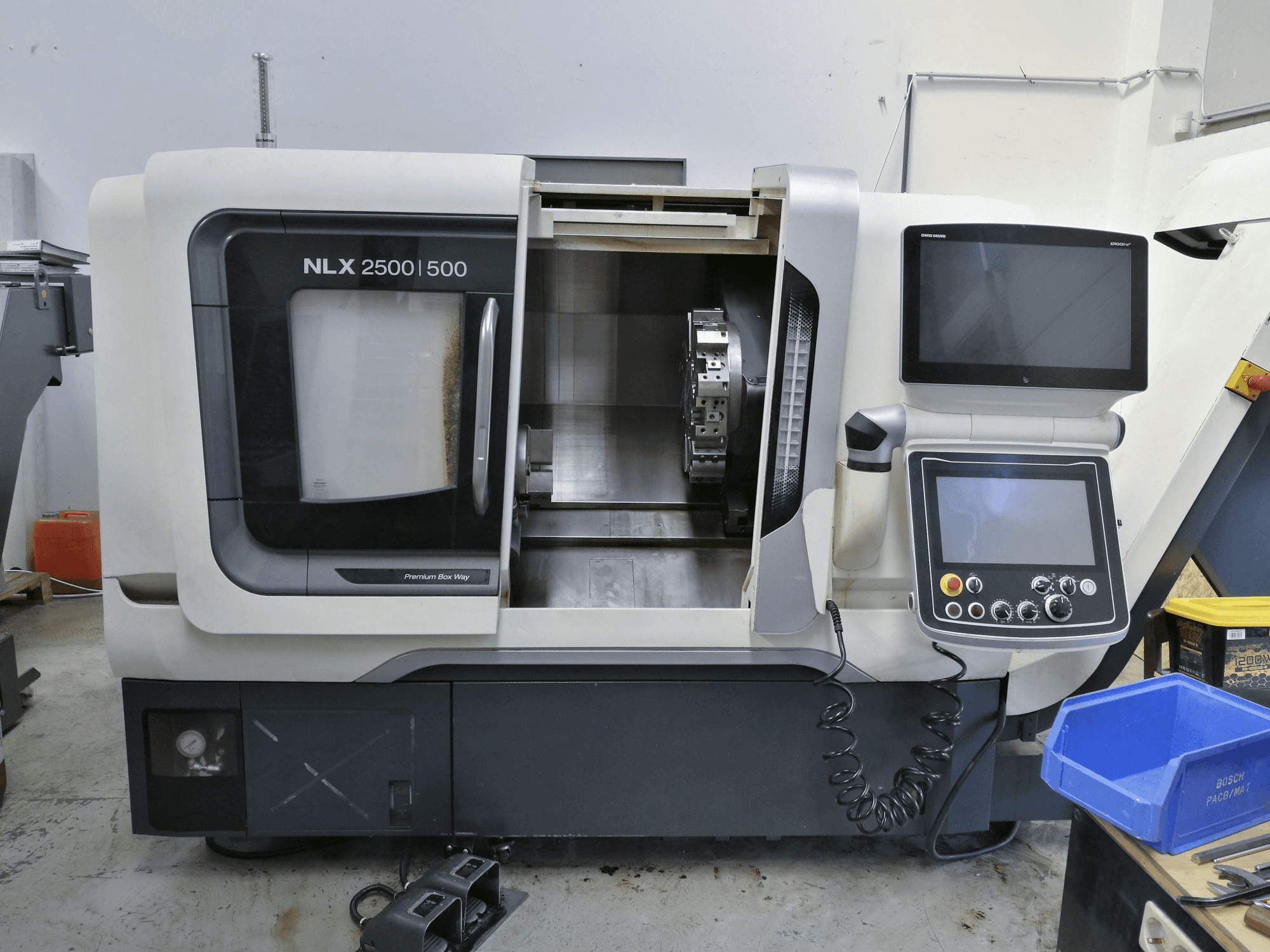 DMG MORI NLX 2500/500 Mašinos vaizdas iš priekio