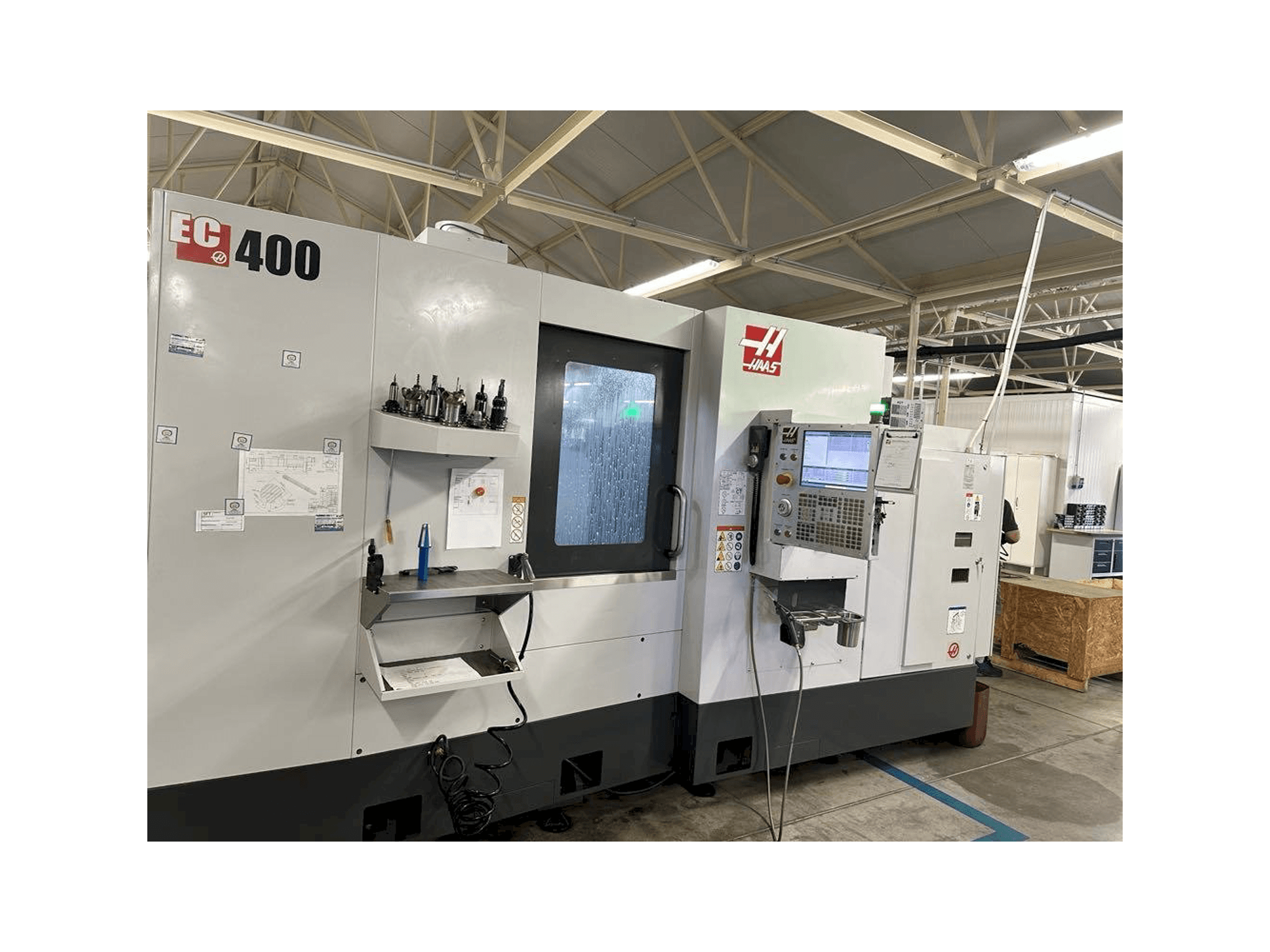 HAAS EC-400 Mašinos vaizdas iš priekio