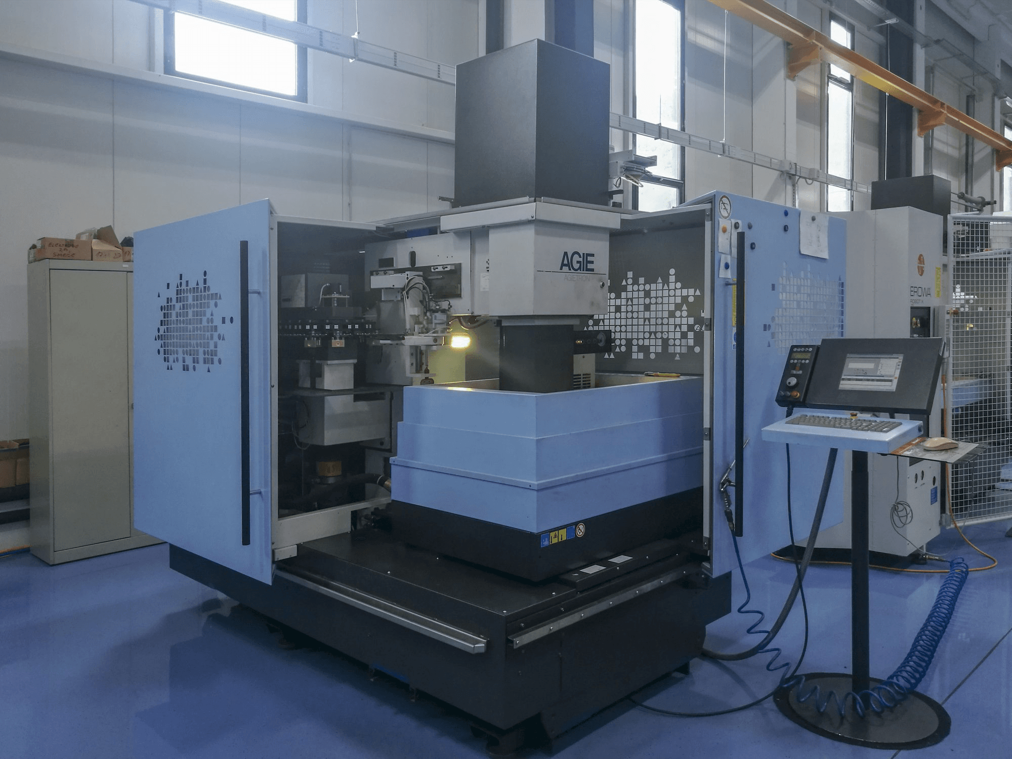 AGIE AGIETRON INNOVATION 2 Mašinos vaizdas iš priekio