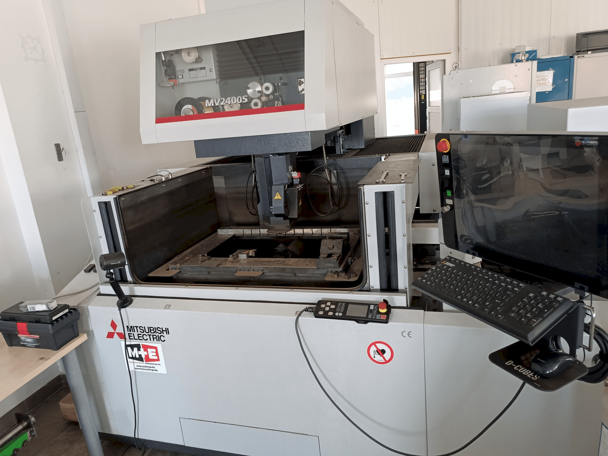 Mitsubishi MV2400S Mašinos vaizdas iš priekio