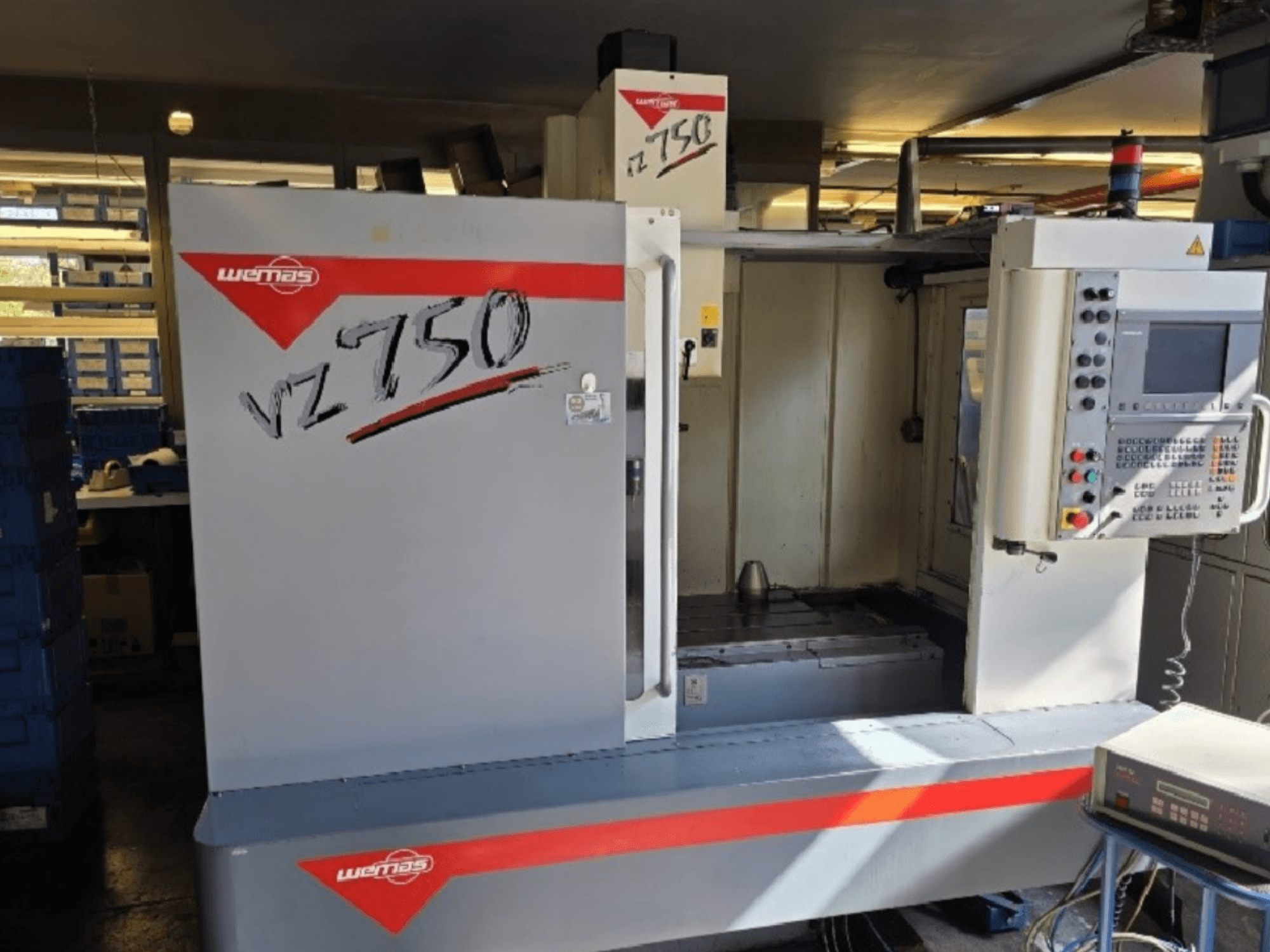 WEMAS VZ 750 CENTURY vertikalusis apdirbimo centras, priekinis vaizdas, kuriame matomas valdymo skydelis ir darbo vieta.