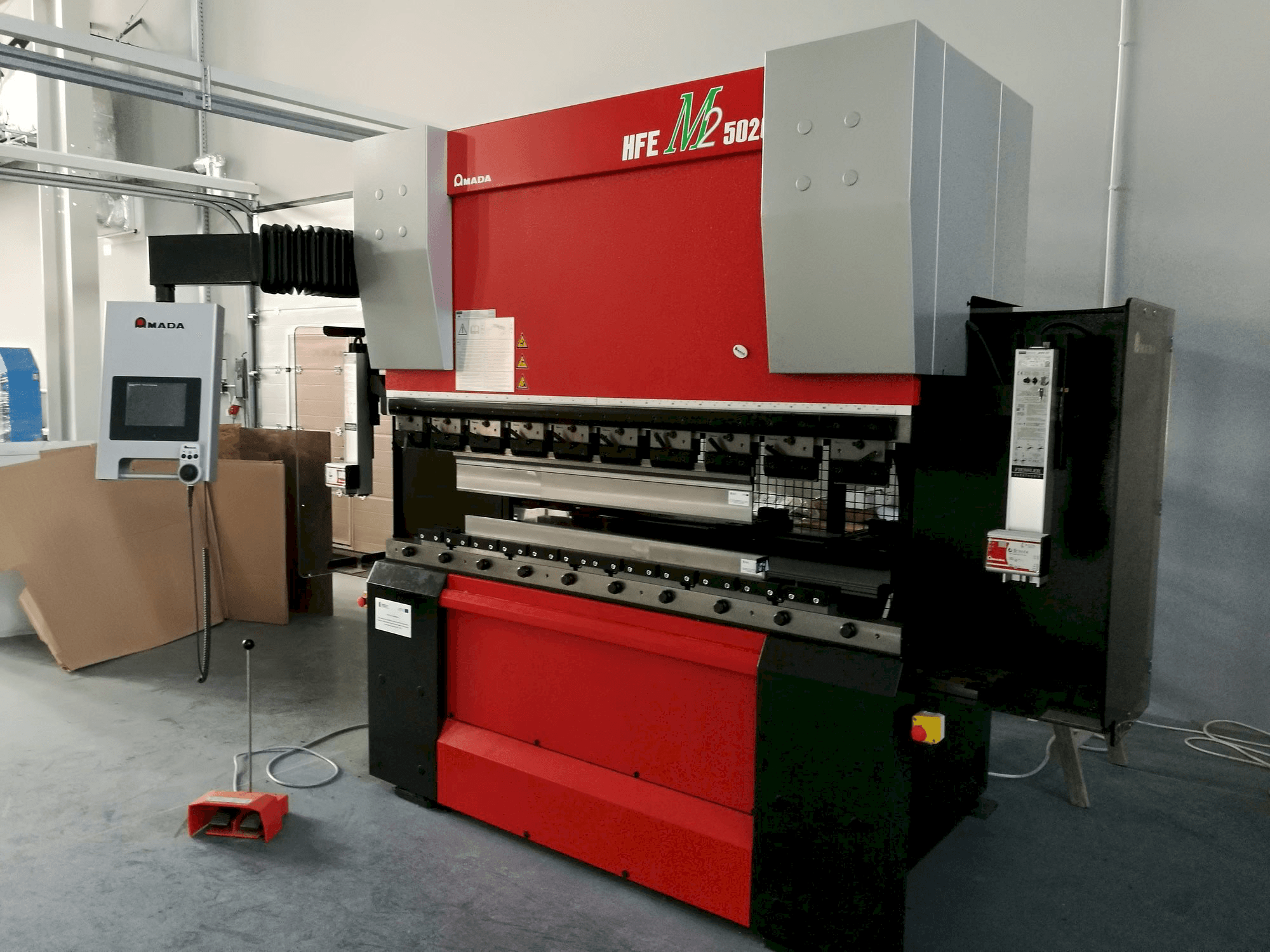 AMADA HFE M2 5020 Mašinos vaizdas iš priekio
