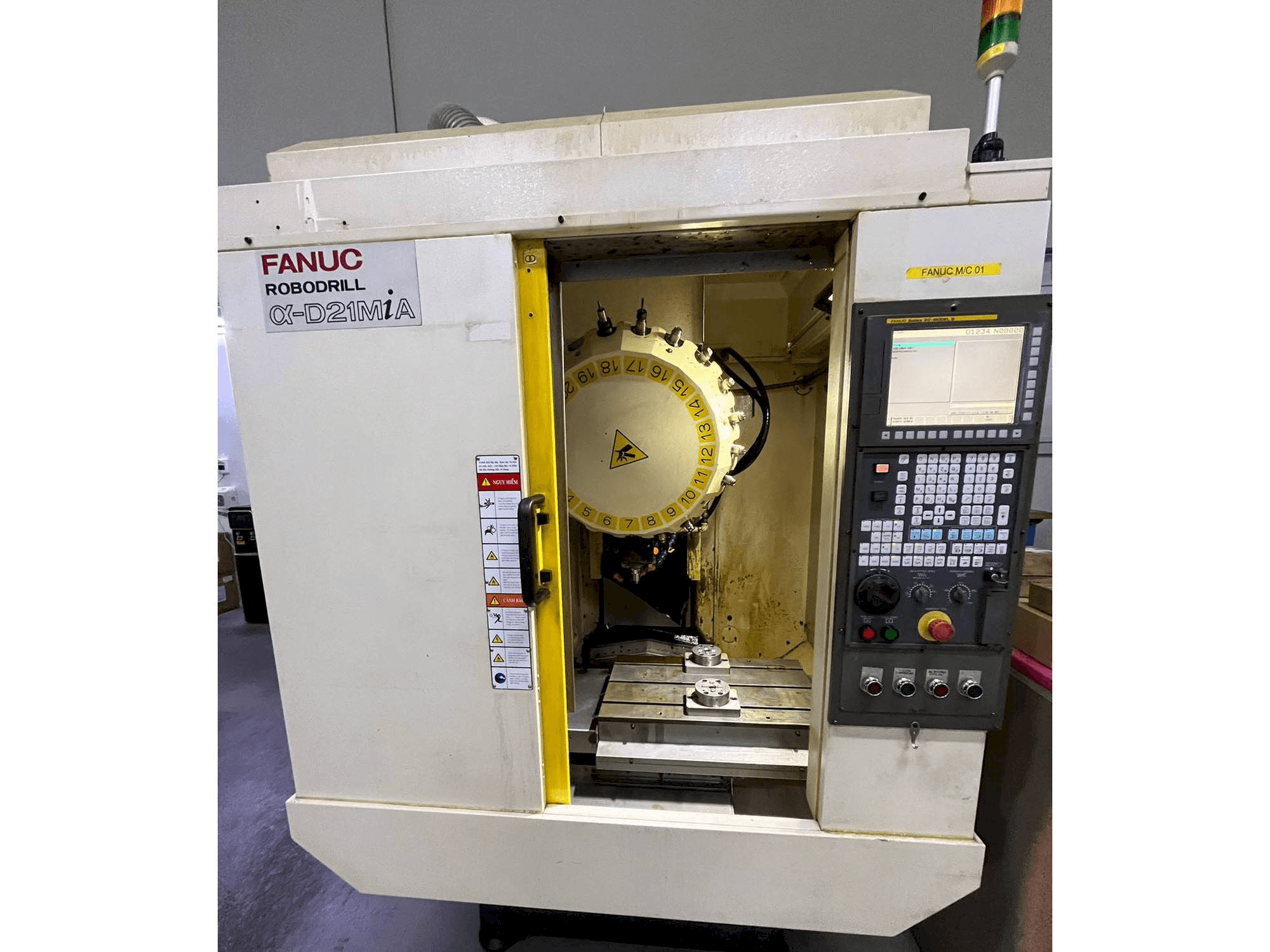 FANUC ROBODRILL A-D21MiA Mašinos vaizdas iš priekio