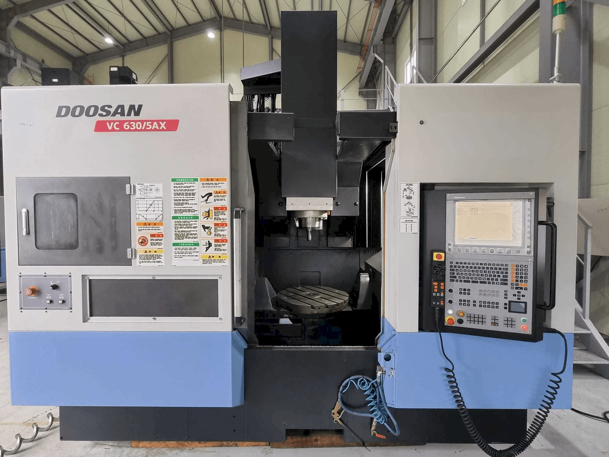 Doosan VC630/5AX Mašinos vaizdas iš priekio