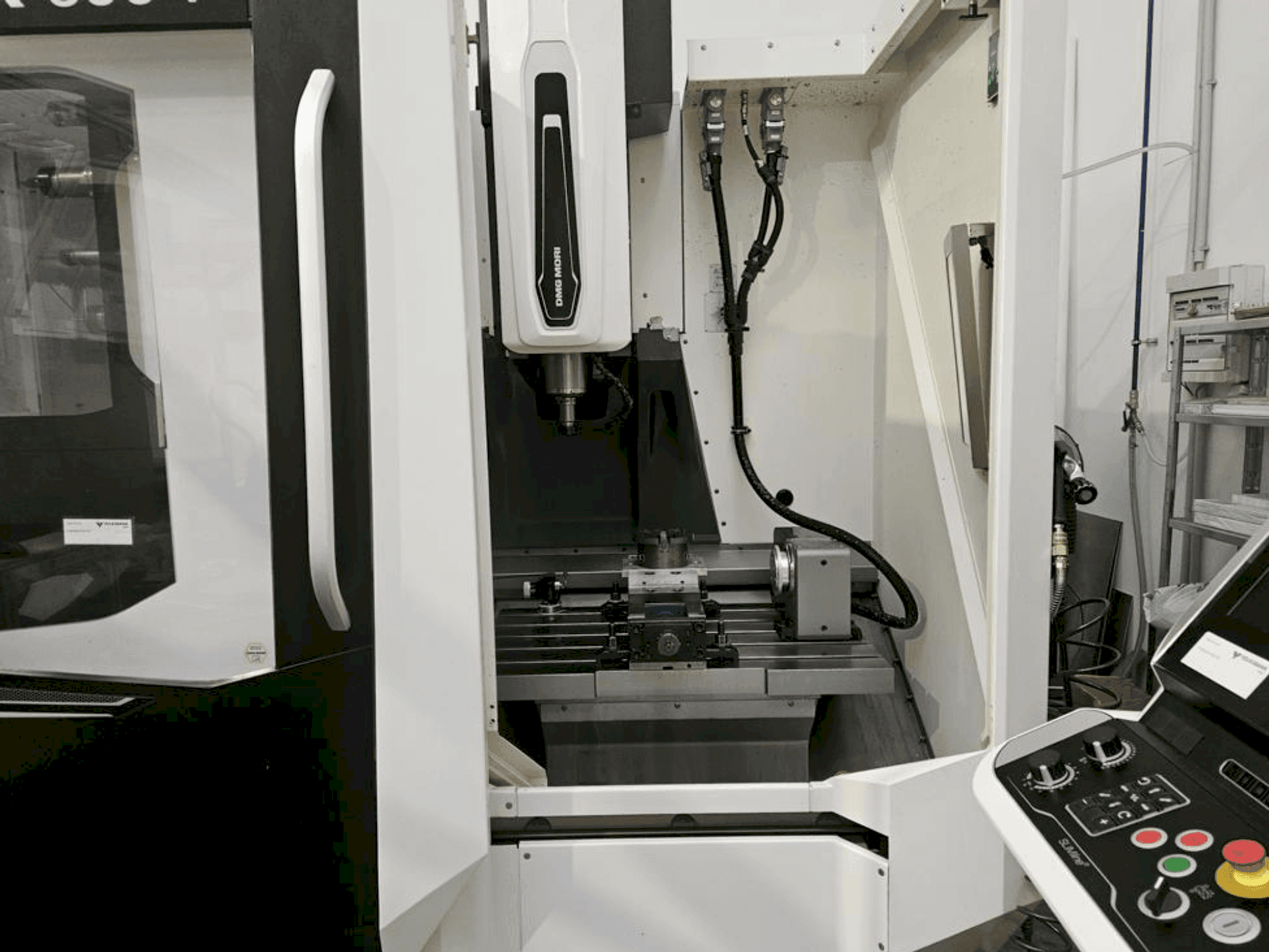 DMG MORI CMX 600 V Mašinos vaizdas iš priekio