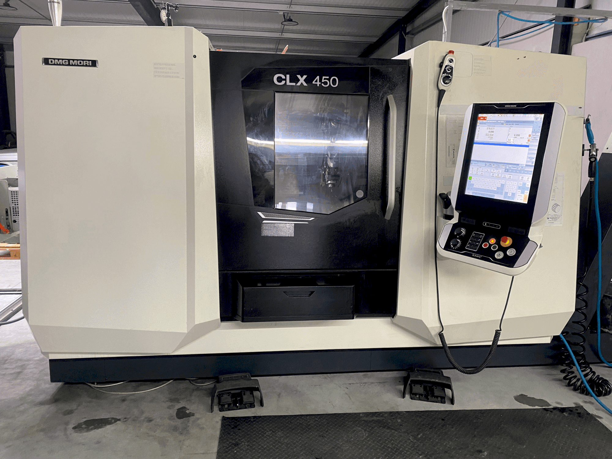 DMG MORI CLX 450 V6 Mašinos vaizdas iš priekio