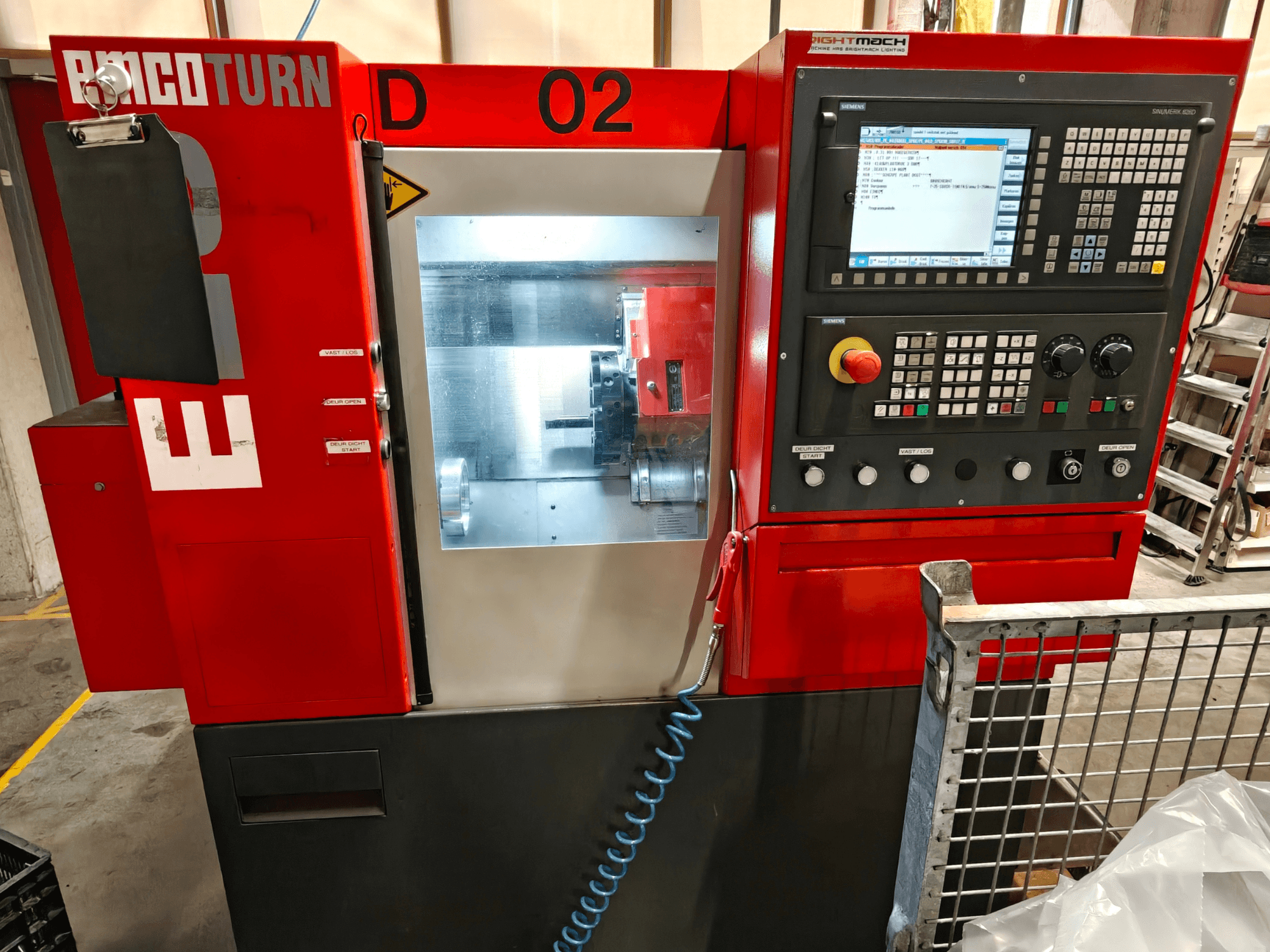 EMCO TURN E25 horizontalaus tekinimo staklių vaizdas iš priekio, kuriame matomas valdymo pultas, ekranas ir apdirbimo zona.