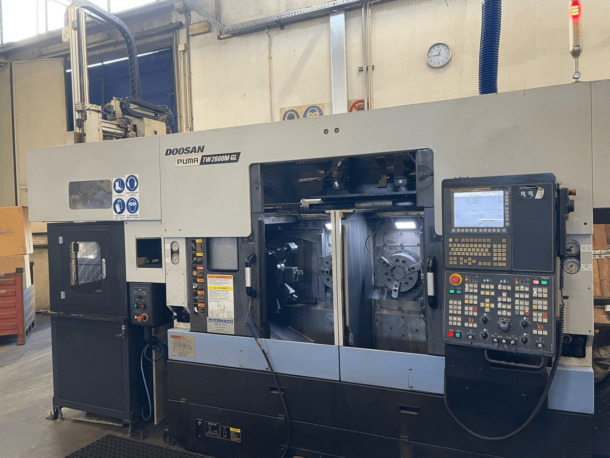 Doosan Puma TW2600M GL CNC tekinimo staklės, vaizdas iš priekio, skaitmeninis valdymo skydelis ir staklių vidus su įrankių laikikliais.
