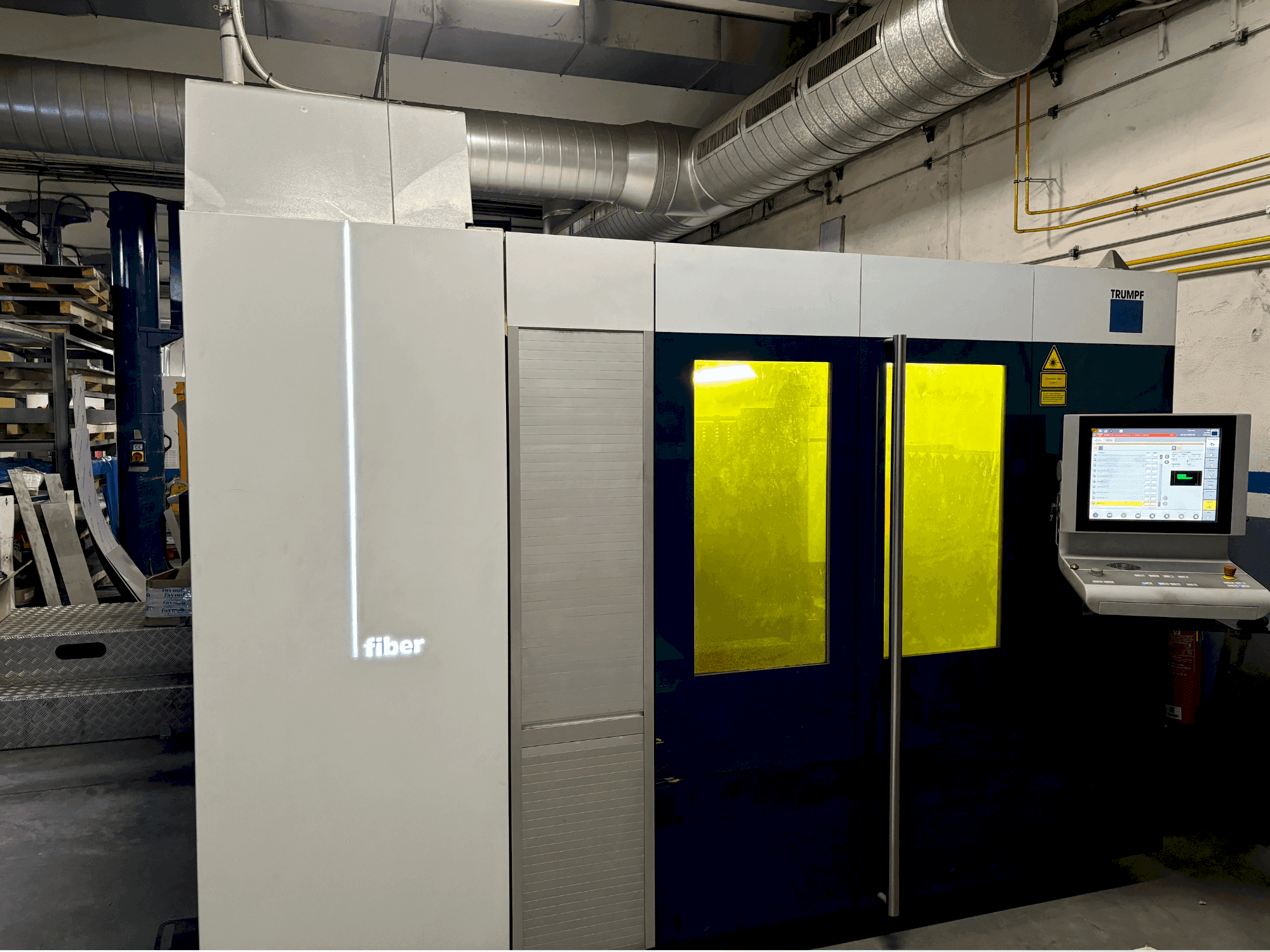 TRUMPF TRULASER 3030 FIBER Mašinos vaizdas iš priekio