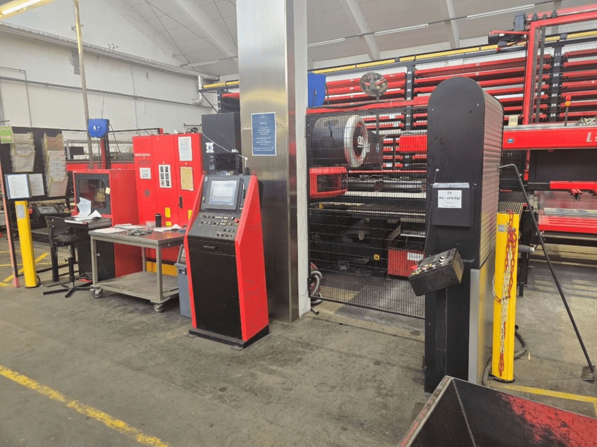 AMADA EMZ 3610 NT CNC štampavimo staklių vaizdas iš priekio, kuriame matomi operatoriaus valdymo elementai ir apsauginis gaubtas gamyklinėse sąlygose.