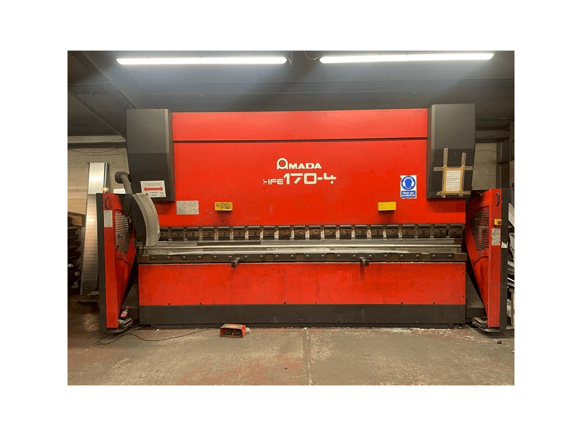 AMADA HFE 170-4 Mašinos vaizdas iš priekio