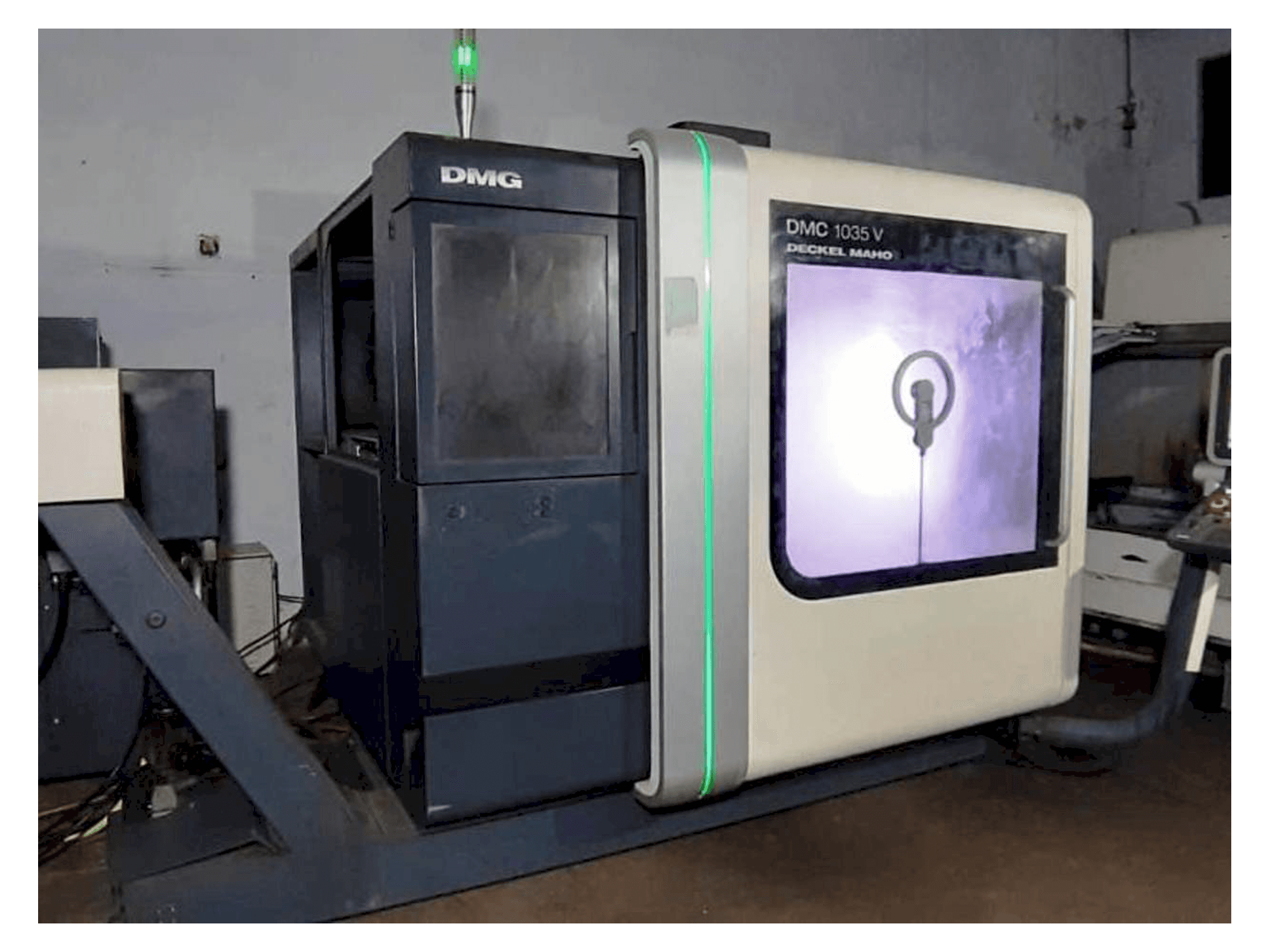 DMG DMC 1035 V Mašinos vaizdas iš priekio