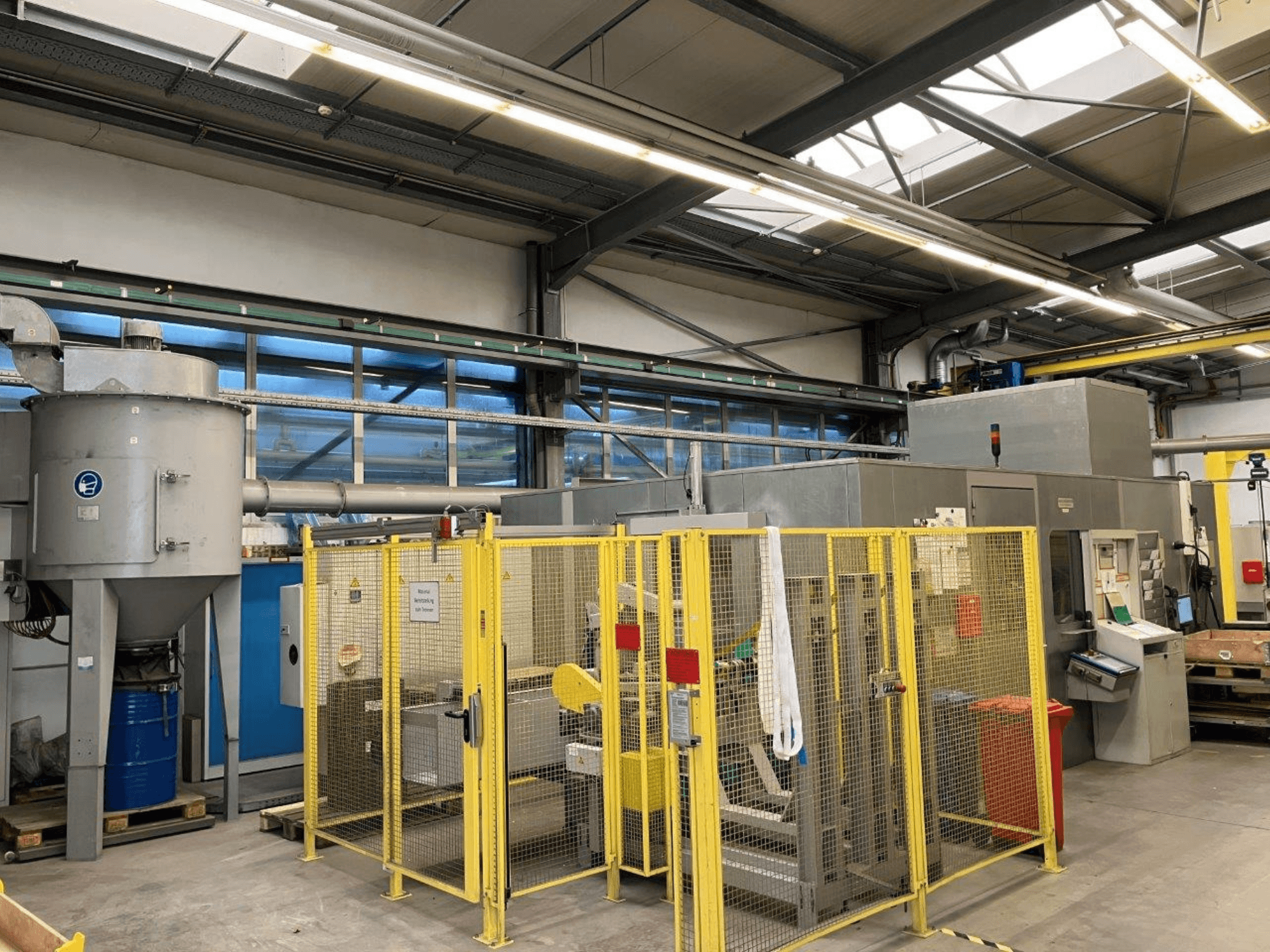 Šlifavimo staklės HARALD BAUGMARTEN TM 400 S, vaizdas iš priekio, matomas apsauginis gaubtas ir ištraukimo sistema.