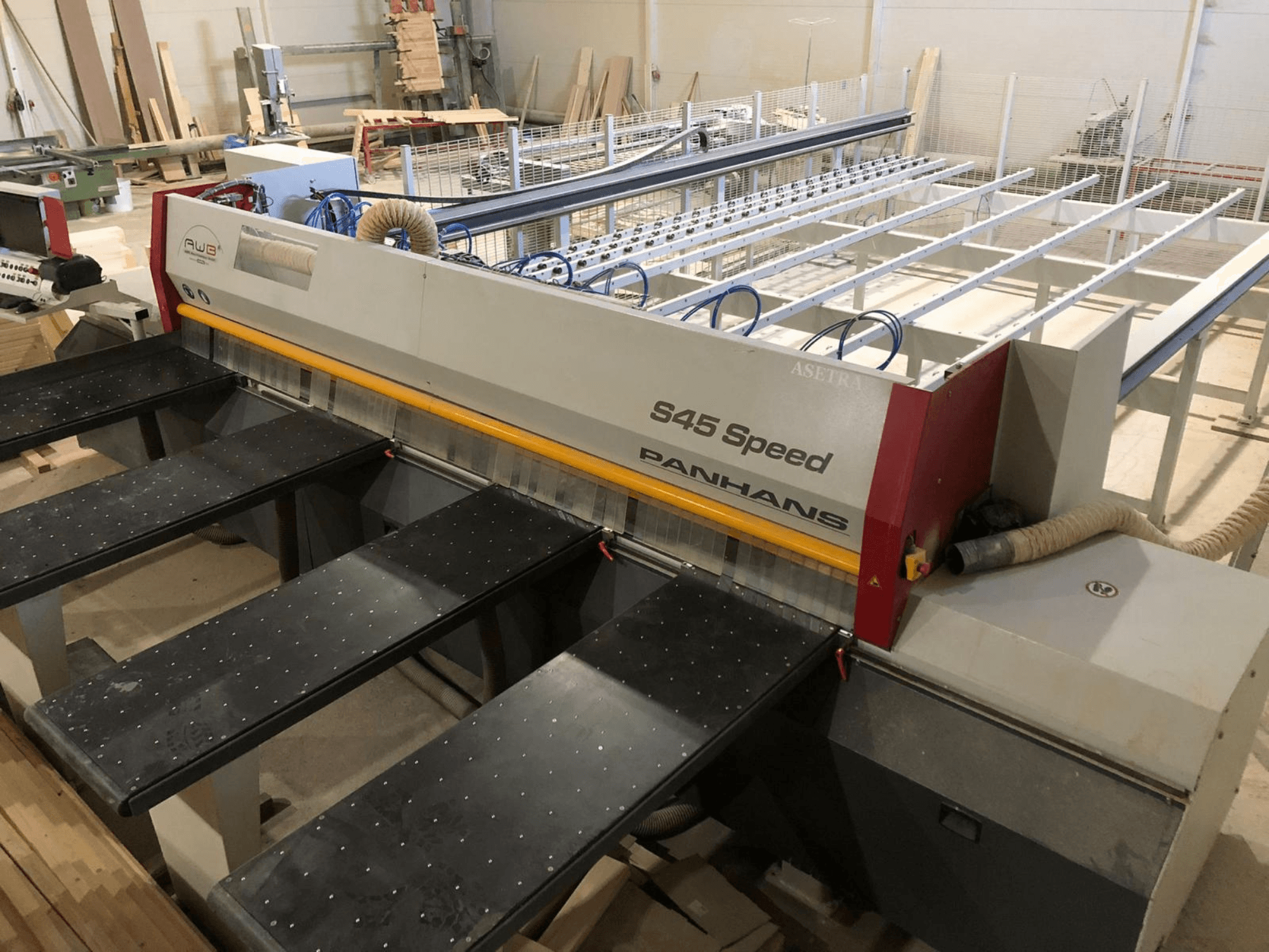 PANHANS S45 Speed plokščių pjūklo, turinčio penkis stalus ir matomą valdymo skydelį su dulkių nusiurbimu, vaizdas iš šono.