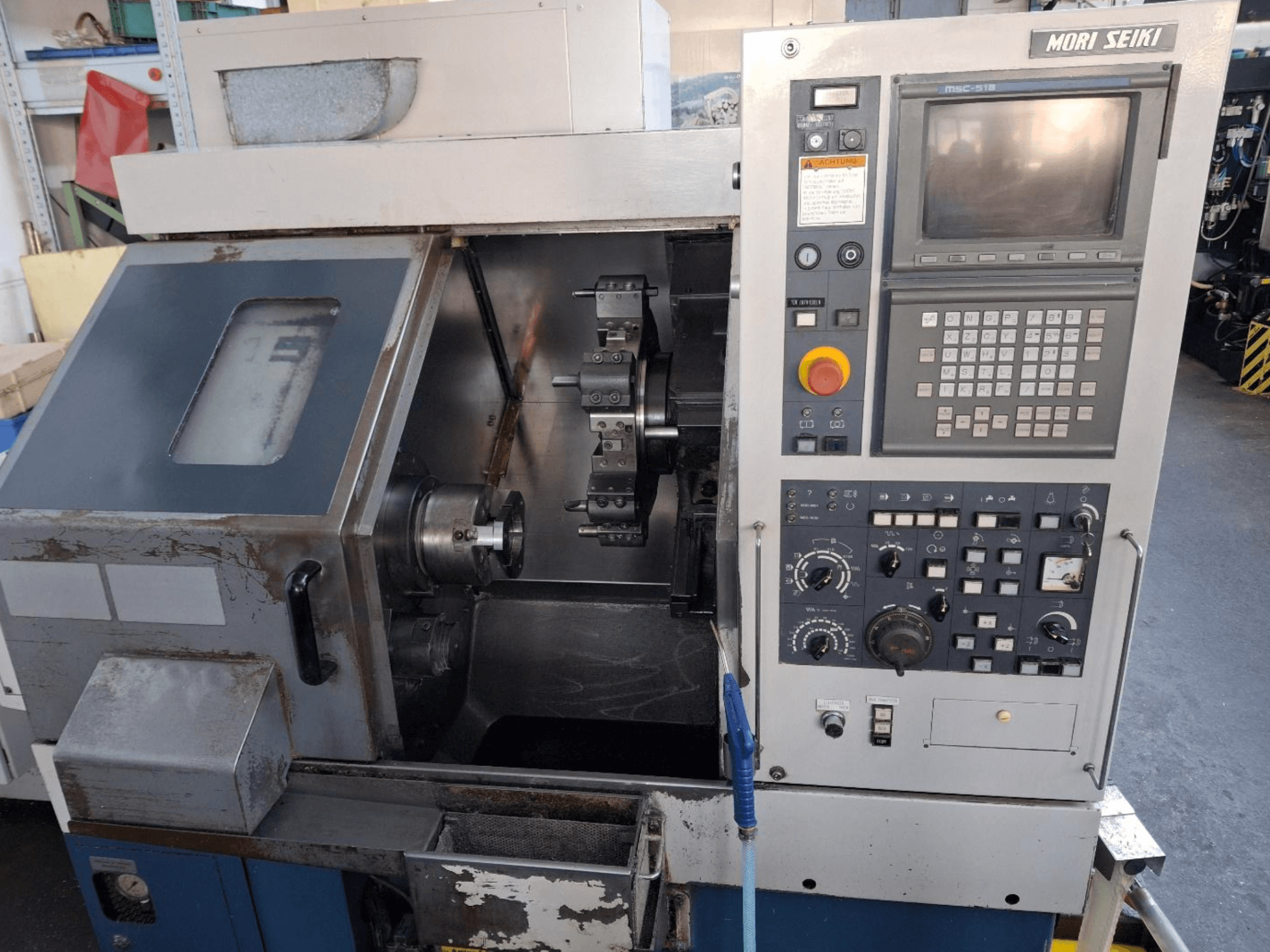 MORI SEIKI CL 15 horizontalios tekinimo staklės, priekinis vaizdas, kuriame matomas valdymo skydelis ir apdirbimo zona.