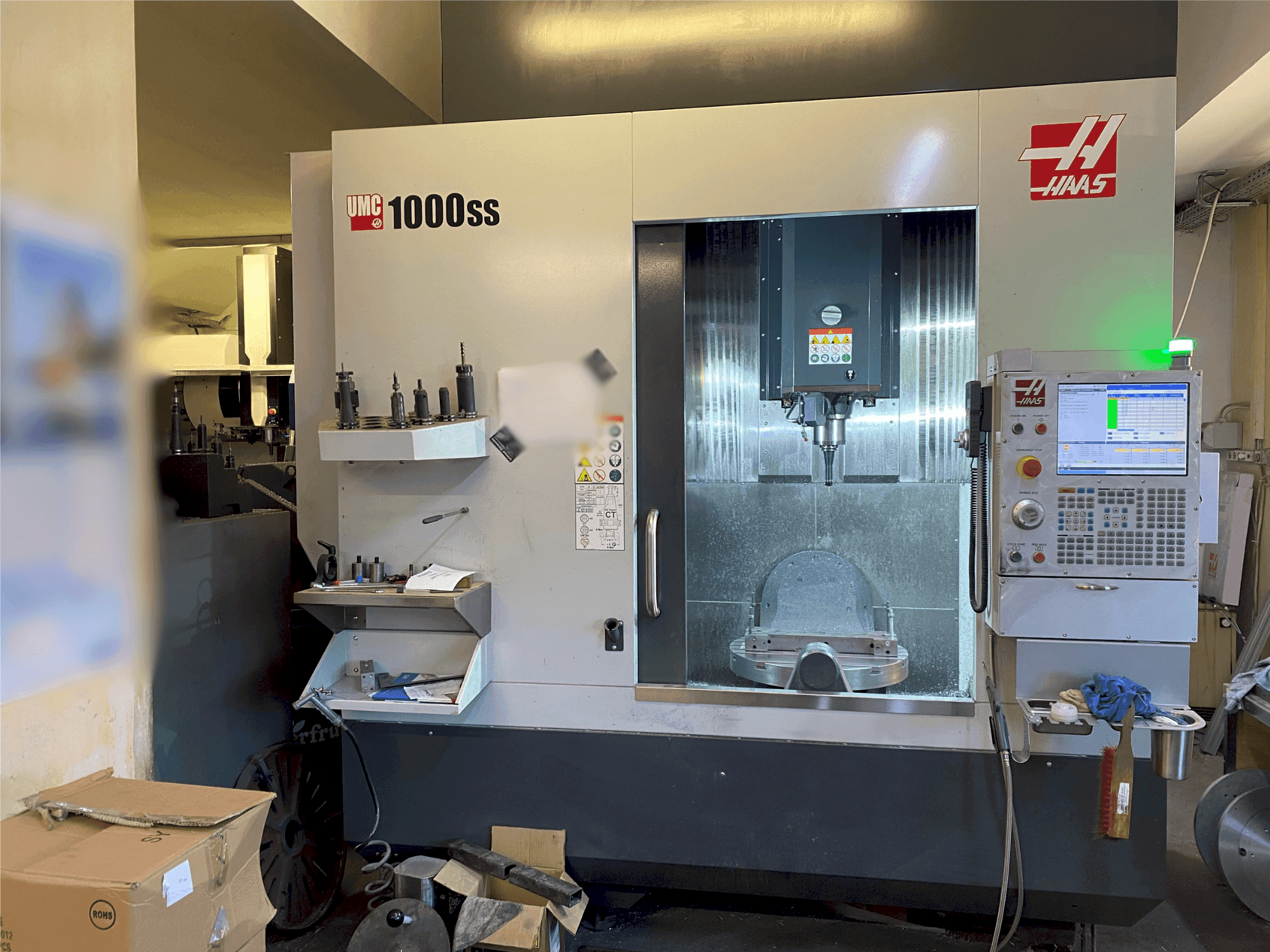 HAAS UMC-1000SS Mašinos vaizdas iš priekio