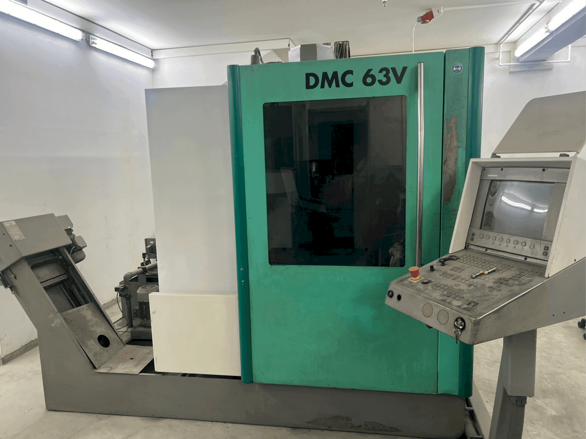 DECKEL MAHO DMC 63V Mašinos vaizdas iš priekio