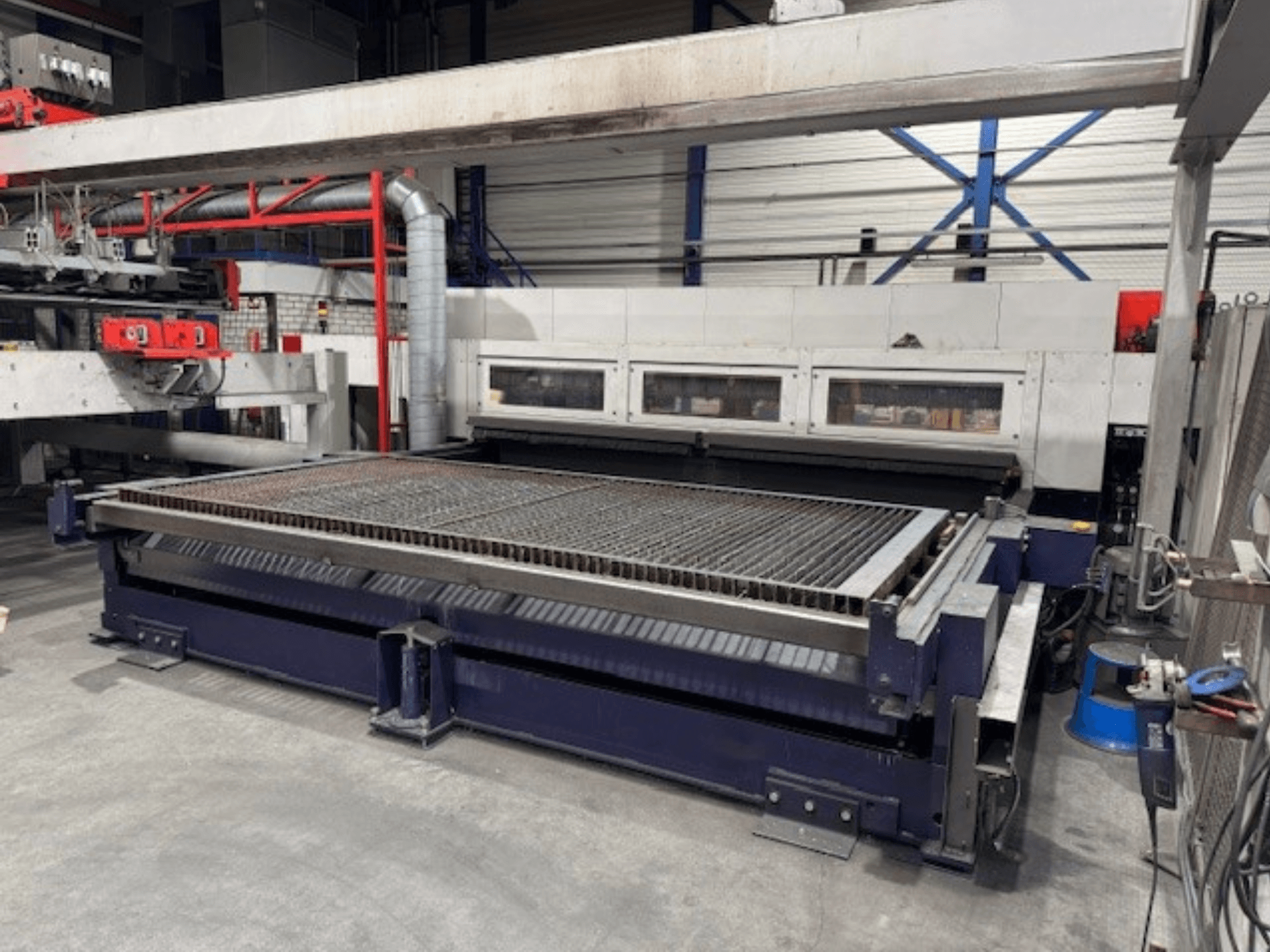 "Bystronic BySpeed 4020" CO2 lazerinio pjovimo staklės iš priekio, su erdviu pjovimo stalu ir mechaniniais komponentais.