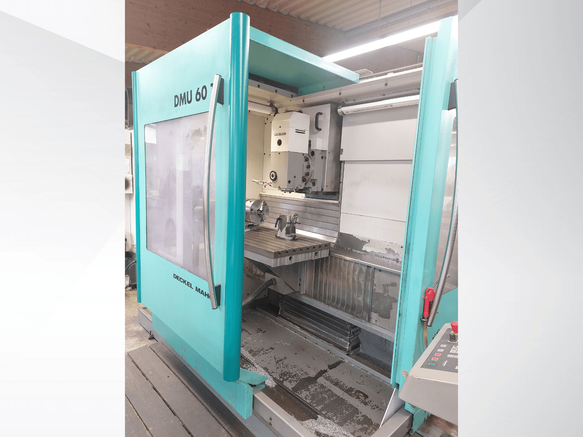 Deckel MAHO DMU 60 CNC staklės, vaizdas iš priekio. Matomas valdymo skydelis ir frezavimo stalas su ruošinio nustatymu.