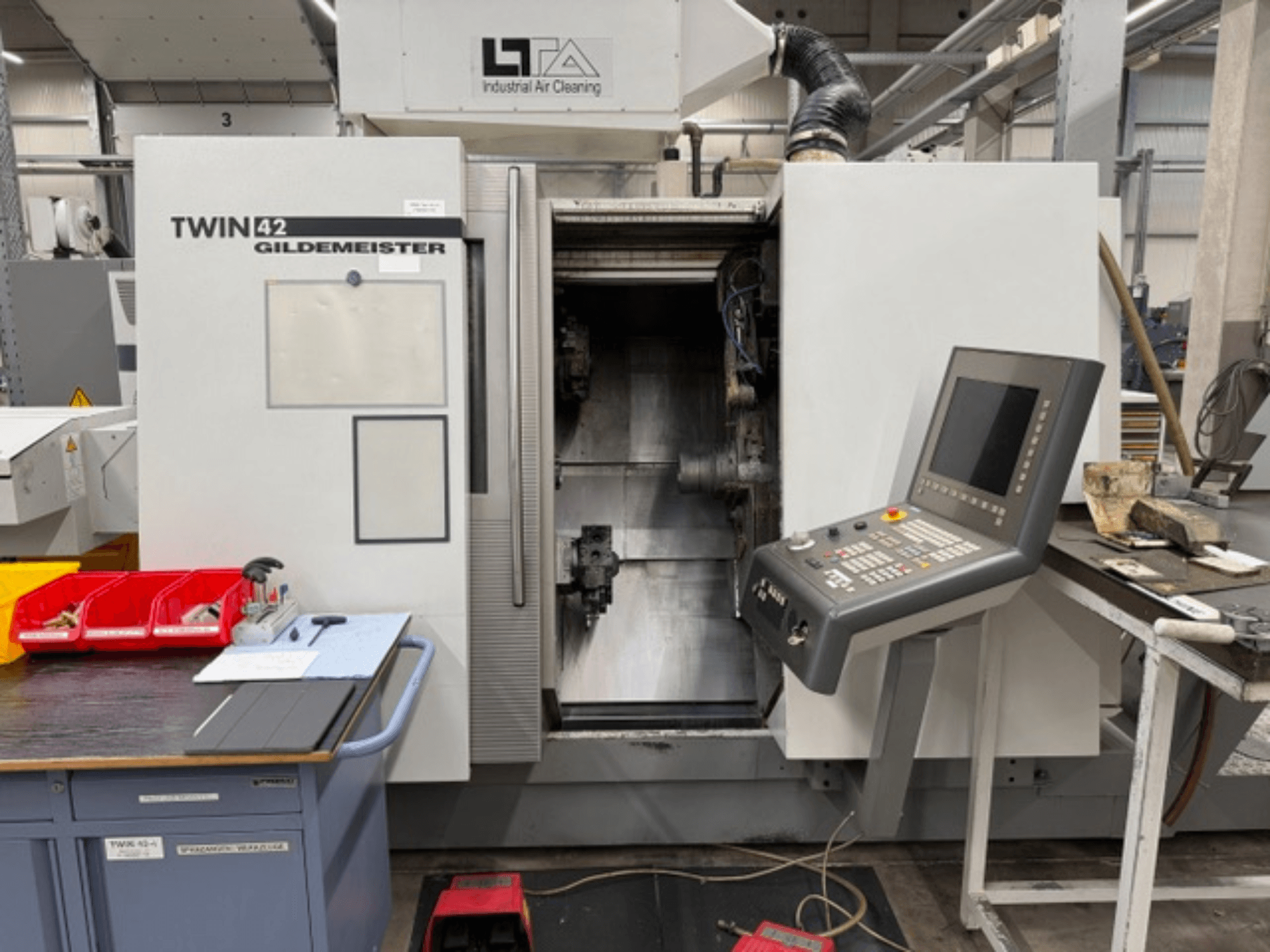Gildemeister TWIN 42 horizontalusis tekinimo staklės, vaizdas iš priekio, kuriame matomas valdymo pultas ir atvira darbo zona.