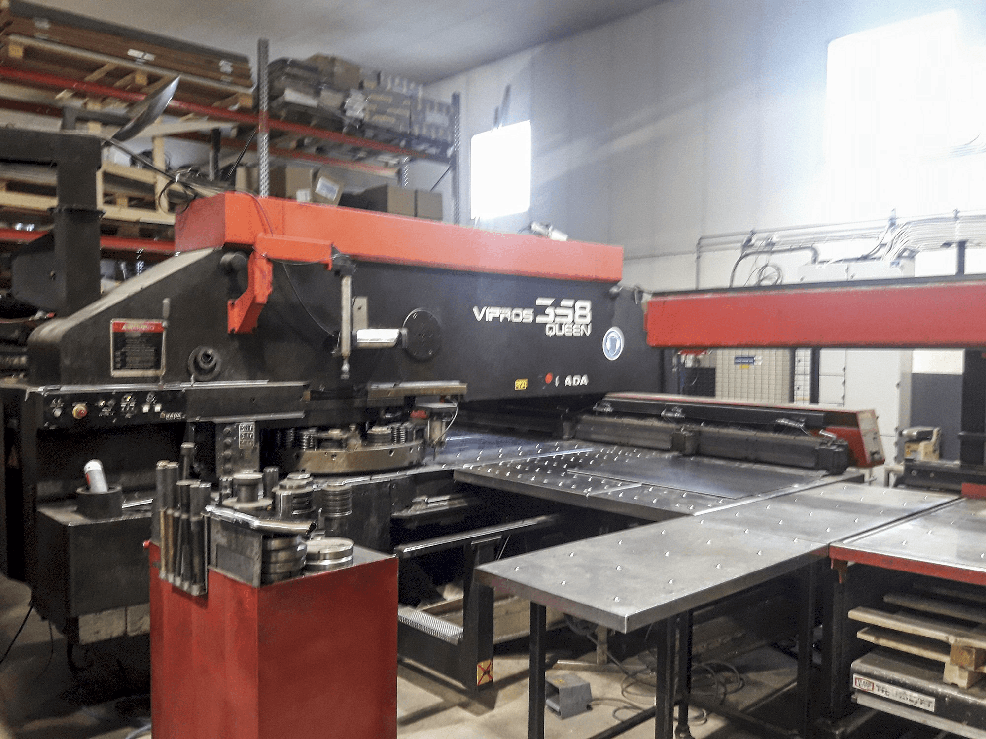 AMADA Vipros 358 QUEEN Mašinos dešinės pusės vaizdas