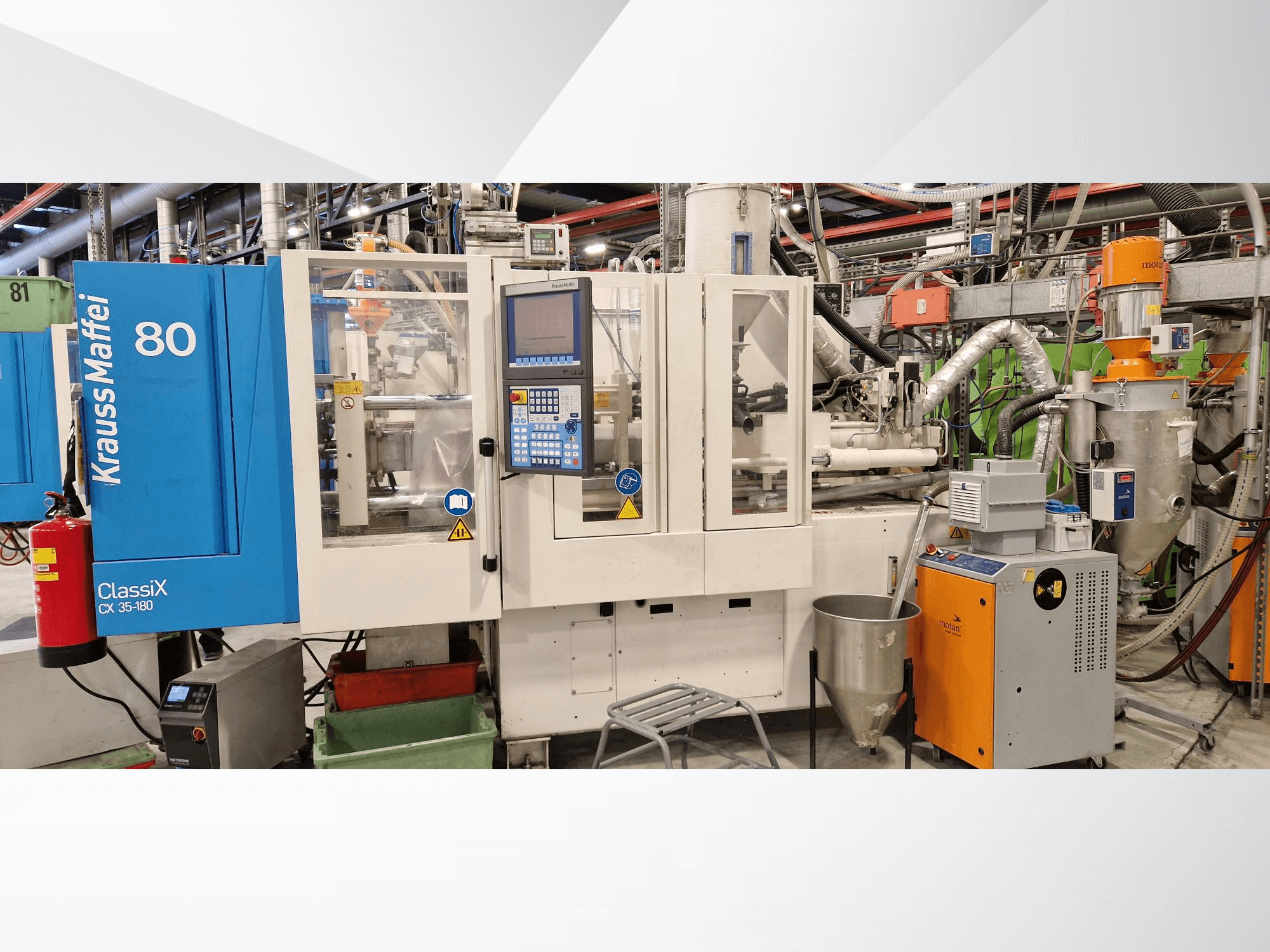 Krauss Maffei ClassiX CX 35-180 hidraulinė liejimo mašina, vaizdas iš priekio, matomas valdymo skydelis ir pagalbinė įranga.