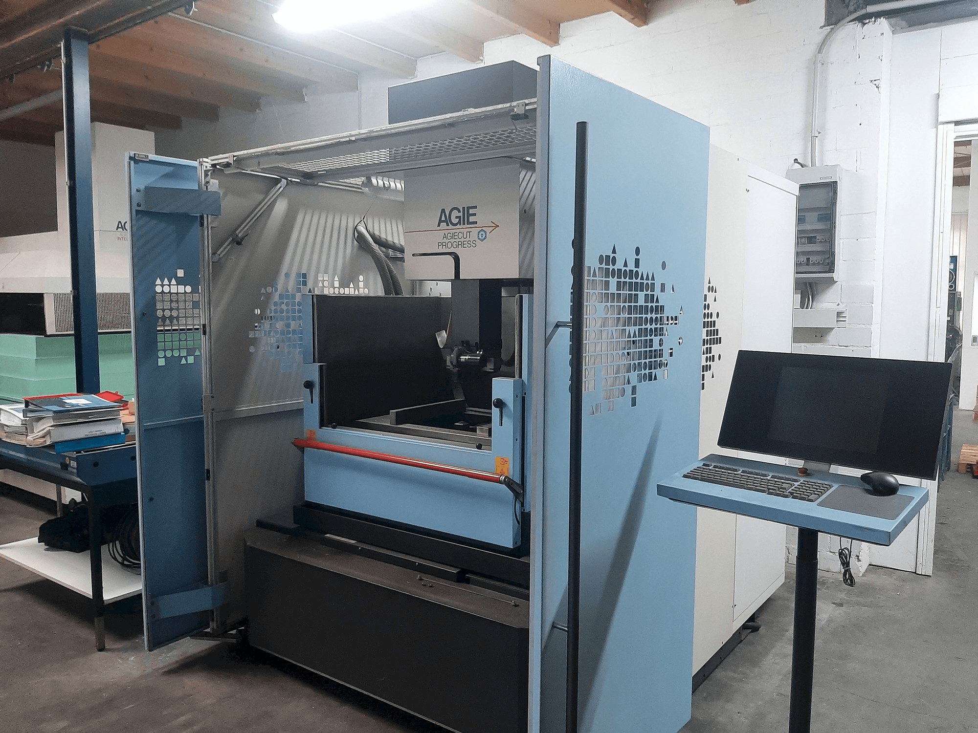 AGIE Agiecut Progress 3 Mašinos vaizdas iš priekio