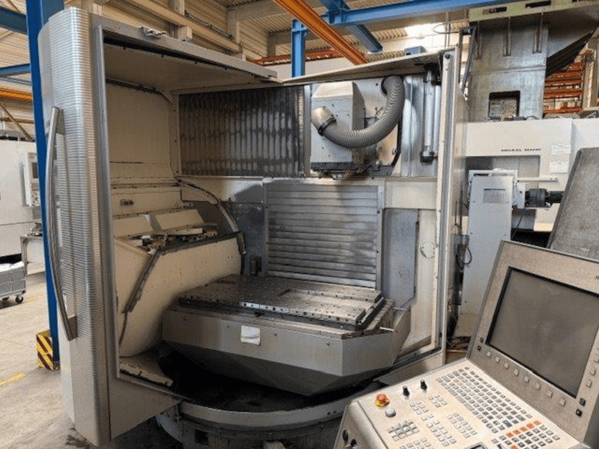 DMG MORI DMU 80T vertikalusis apdirbimo centras, priekinis vaizdas, kuriame matyti atviras korpusas ir valdymo skydelis.