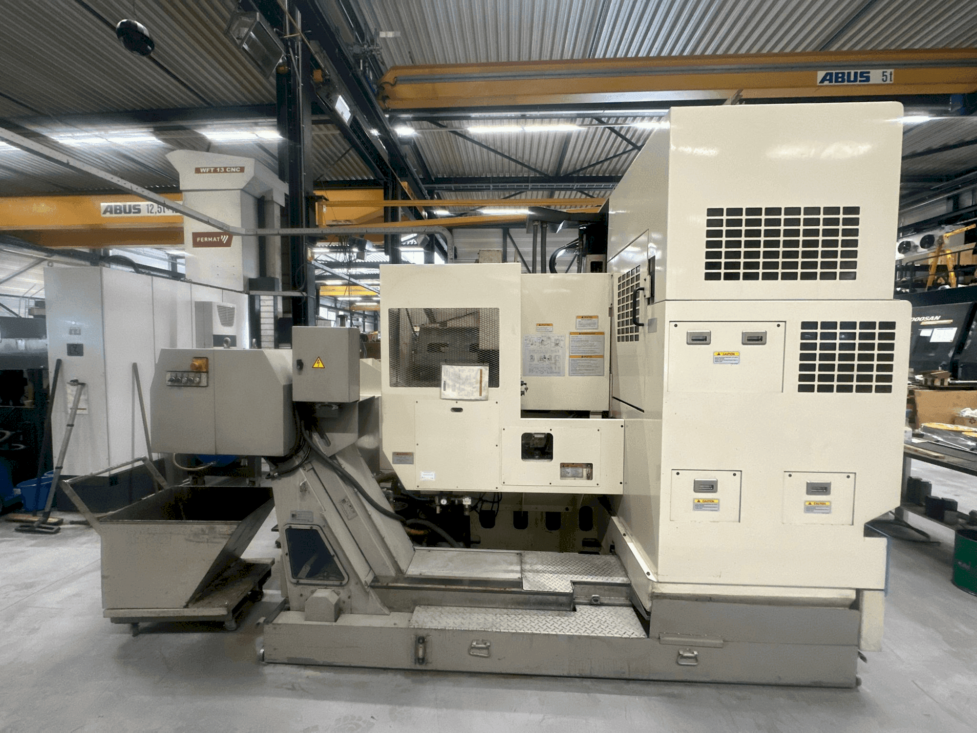 Okuma MX-55VB Mašinos vaizdas iš priekio