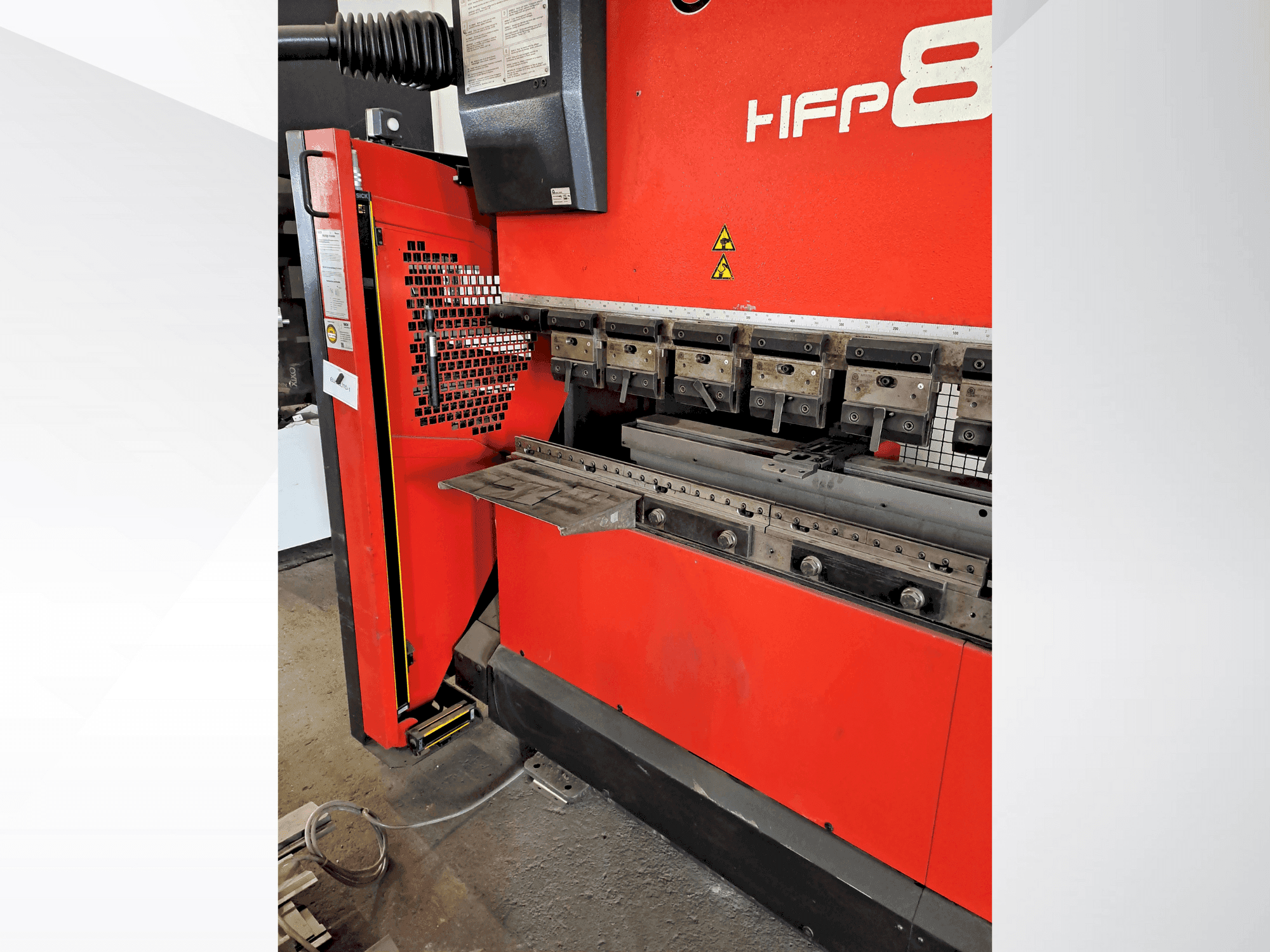 AMADA HFP 80-25 Mašinos vaizdas iš priekio