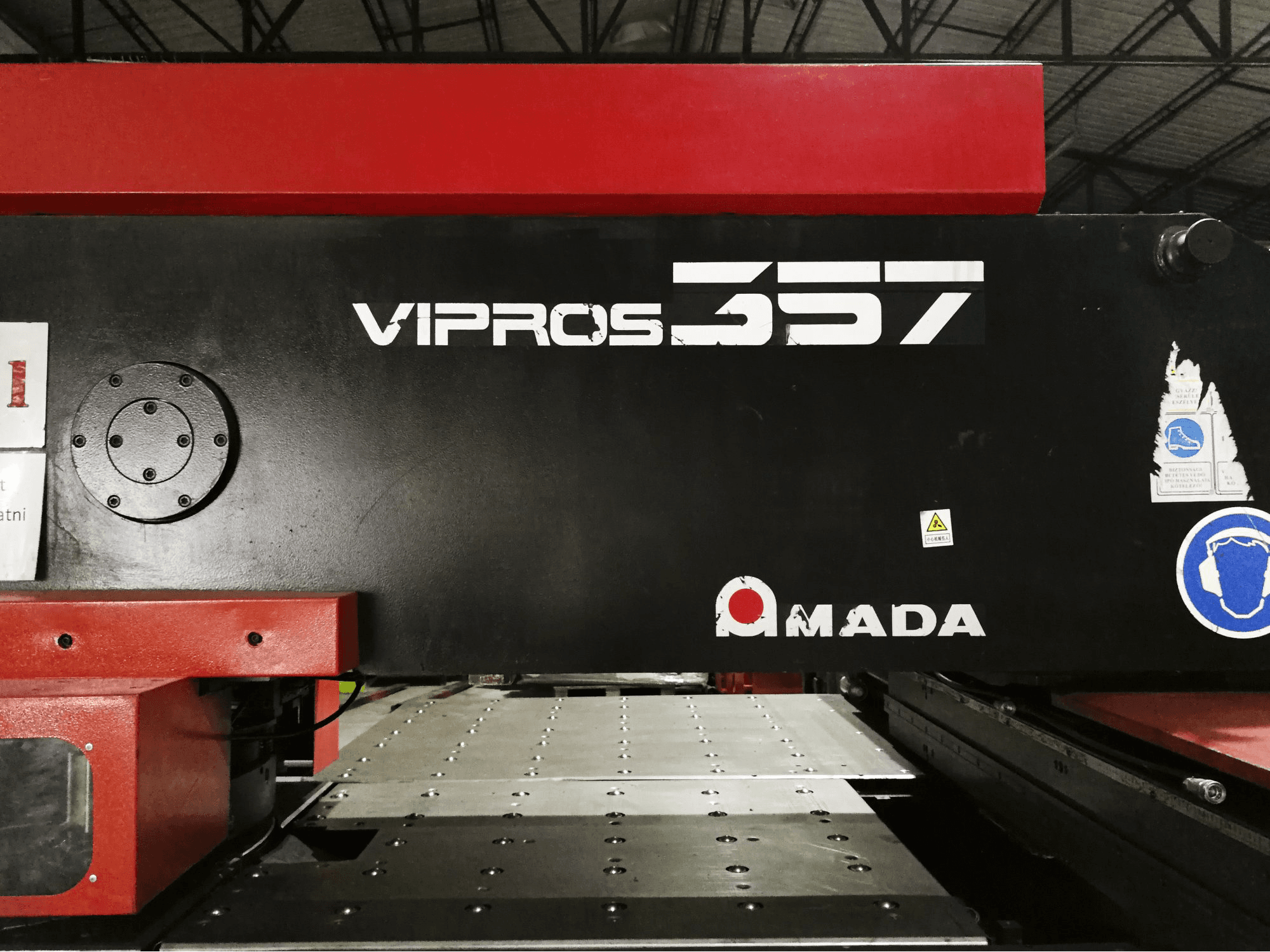AMADA Vipros 357 Mašinos vaizdas iš priekio