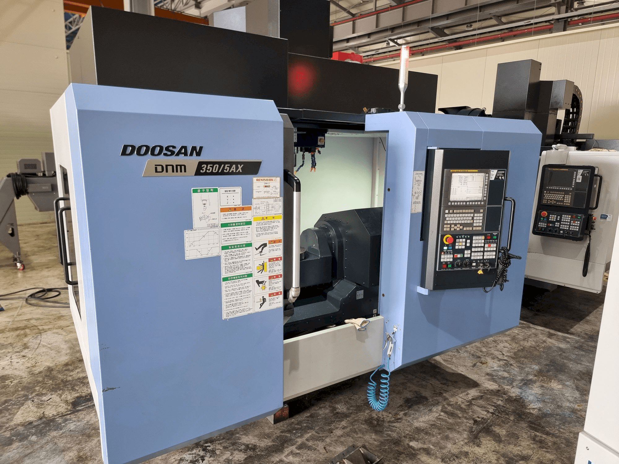 Doosan DNM350/5AX Mašinos vaizdas iš priekio