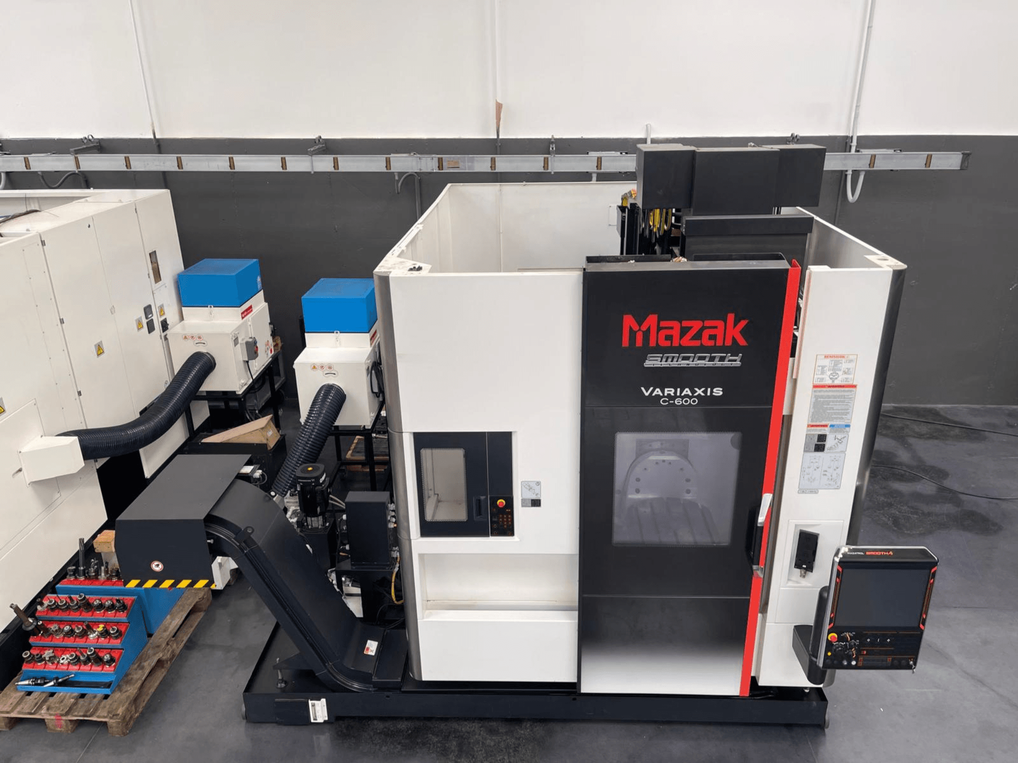 Vertikalaus apdirbimo centras Mazak VARIAXIS C 600, priekinis vaizdas, kuriame matomas valdymo skydelis ir įrankių laikymo vieta.