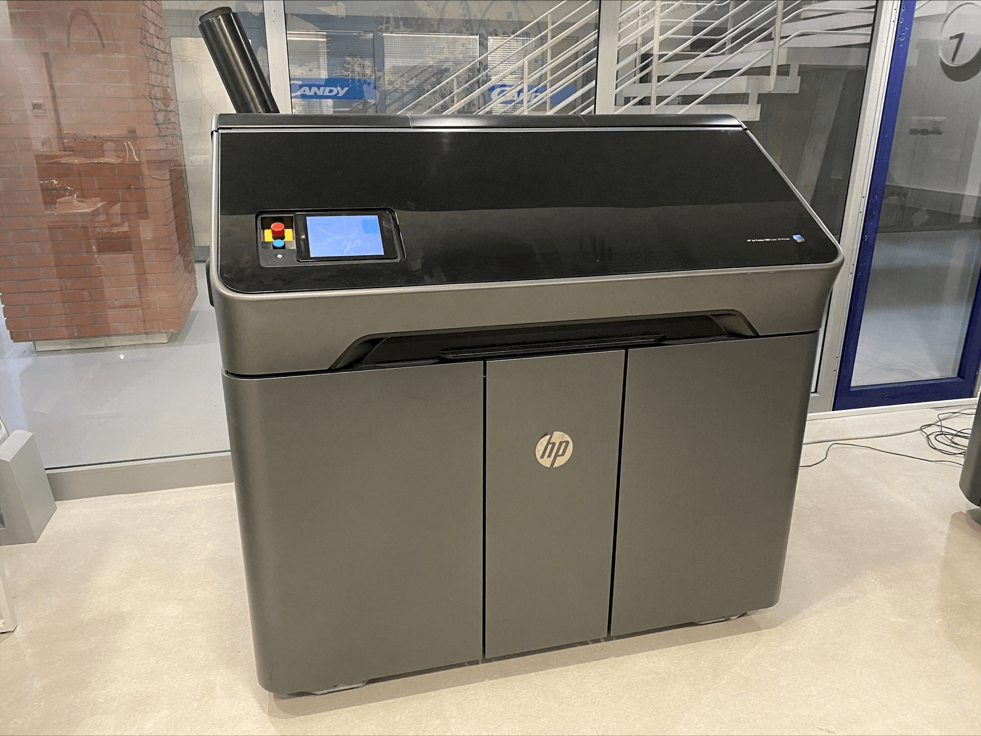 HP Jet Fusion 580 Color 3D printer M2K85A Mašinos vaizdas iš priekio