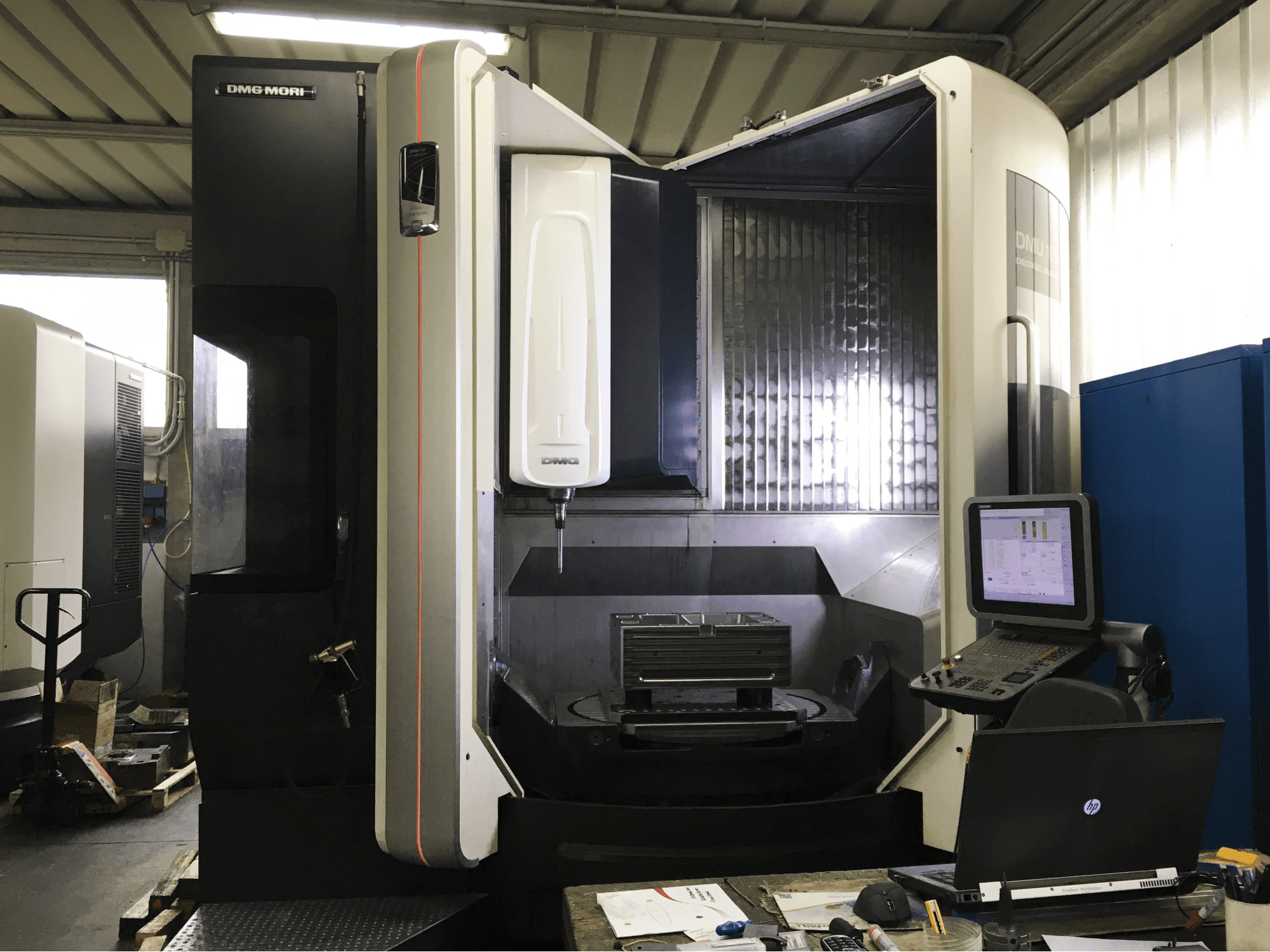 DMG MORI DMU 105 monoBLOCK Mašinos vaizdas iš priekio