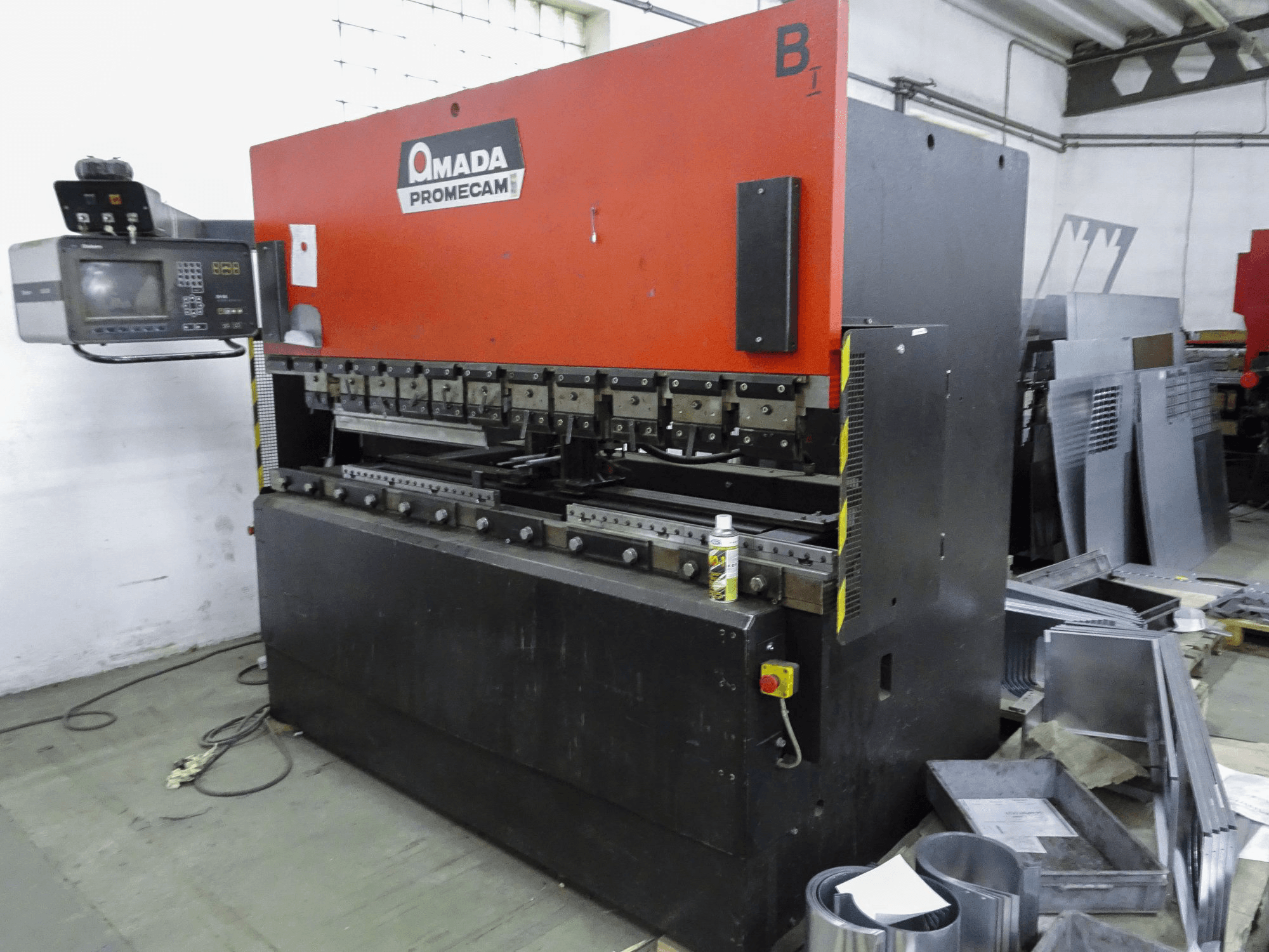 AMADA ITPS 80-25 Mašinos dešinės pusės vaizdas