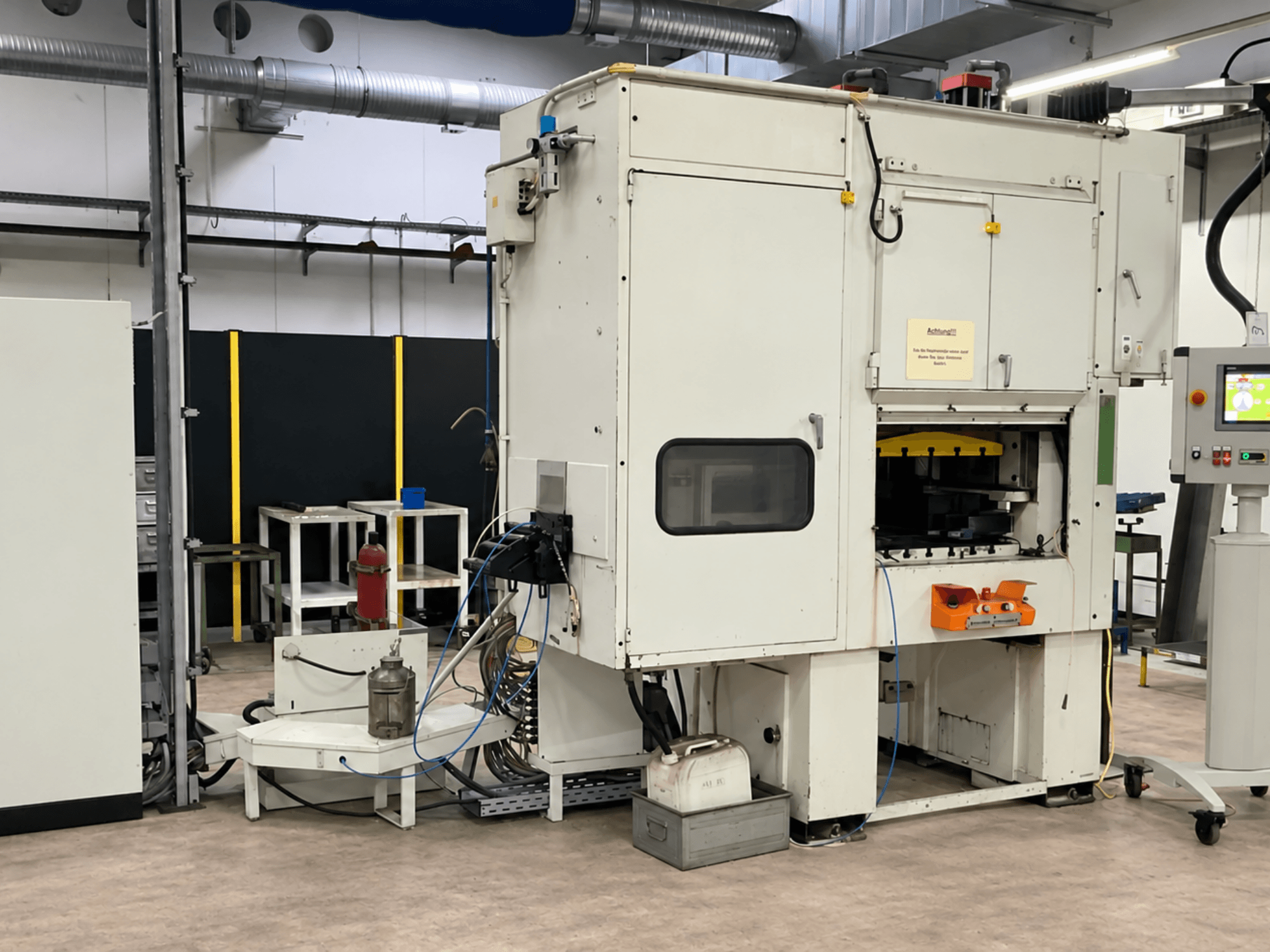 KAISER V50W greitaeigė mechaninė štampavimo presas – vaizdas iš priekio, kuriame matomas valdymo skydas, saugos įranga ir darbo zona.