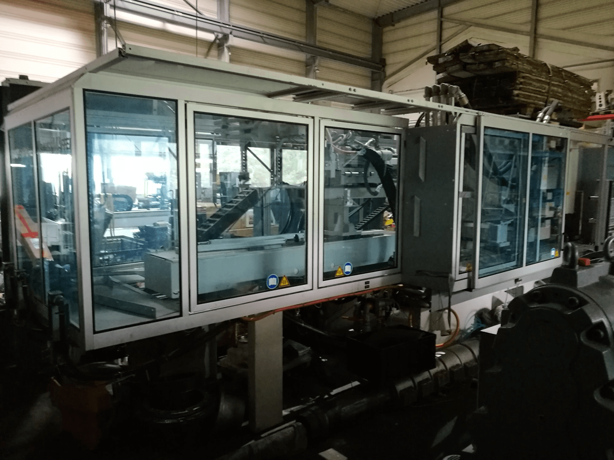 Krauss Maffei 280-700-700 C3 Twin Mašinos vaizdas iš priekio