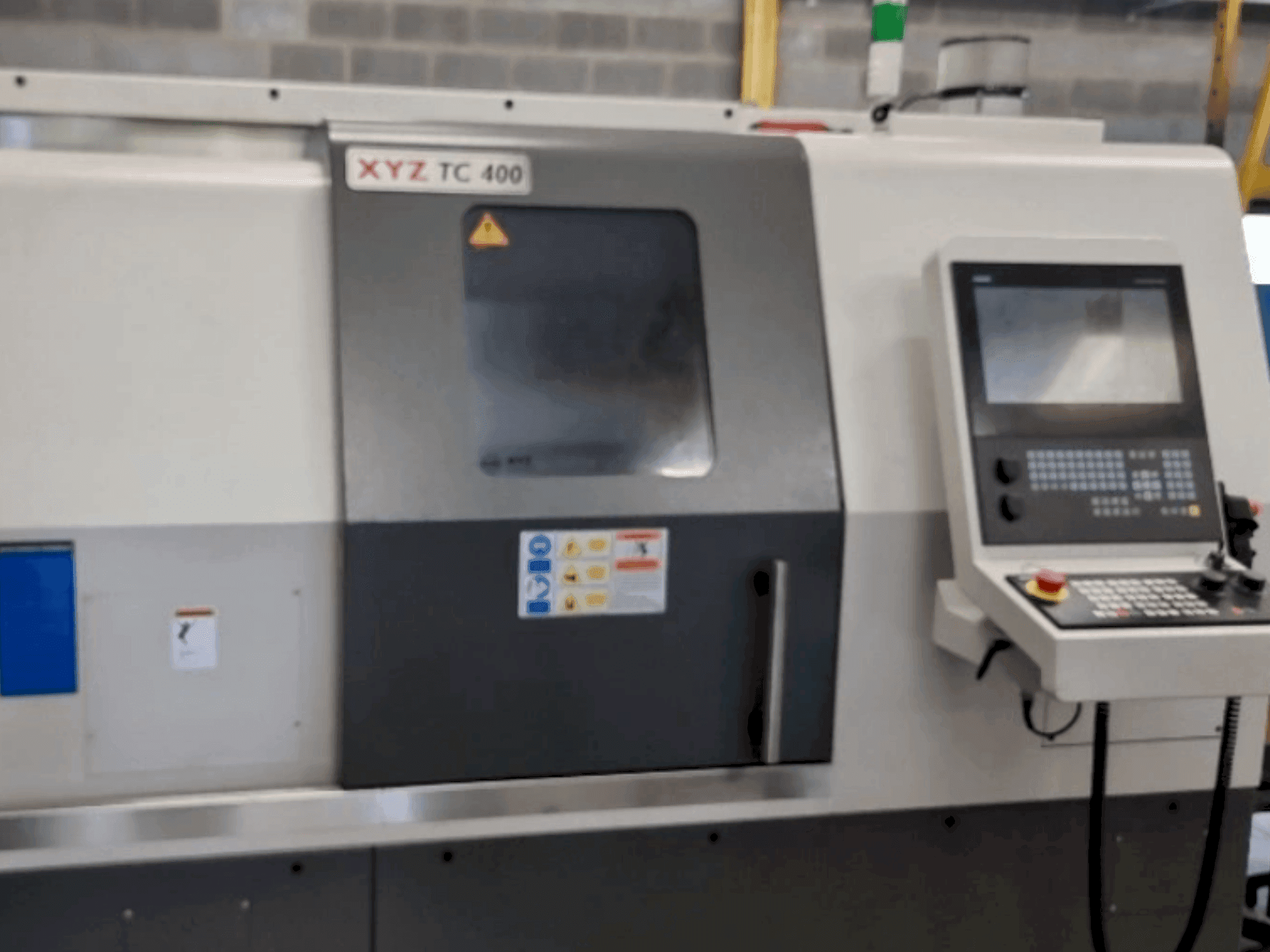 XYZ TC 400 Mašinos vaizdas iš priekio