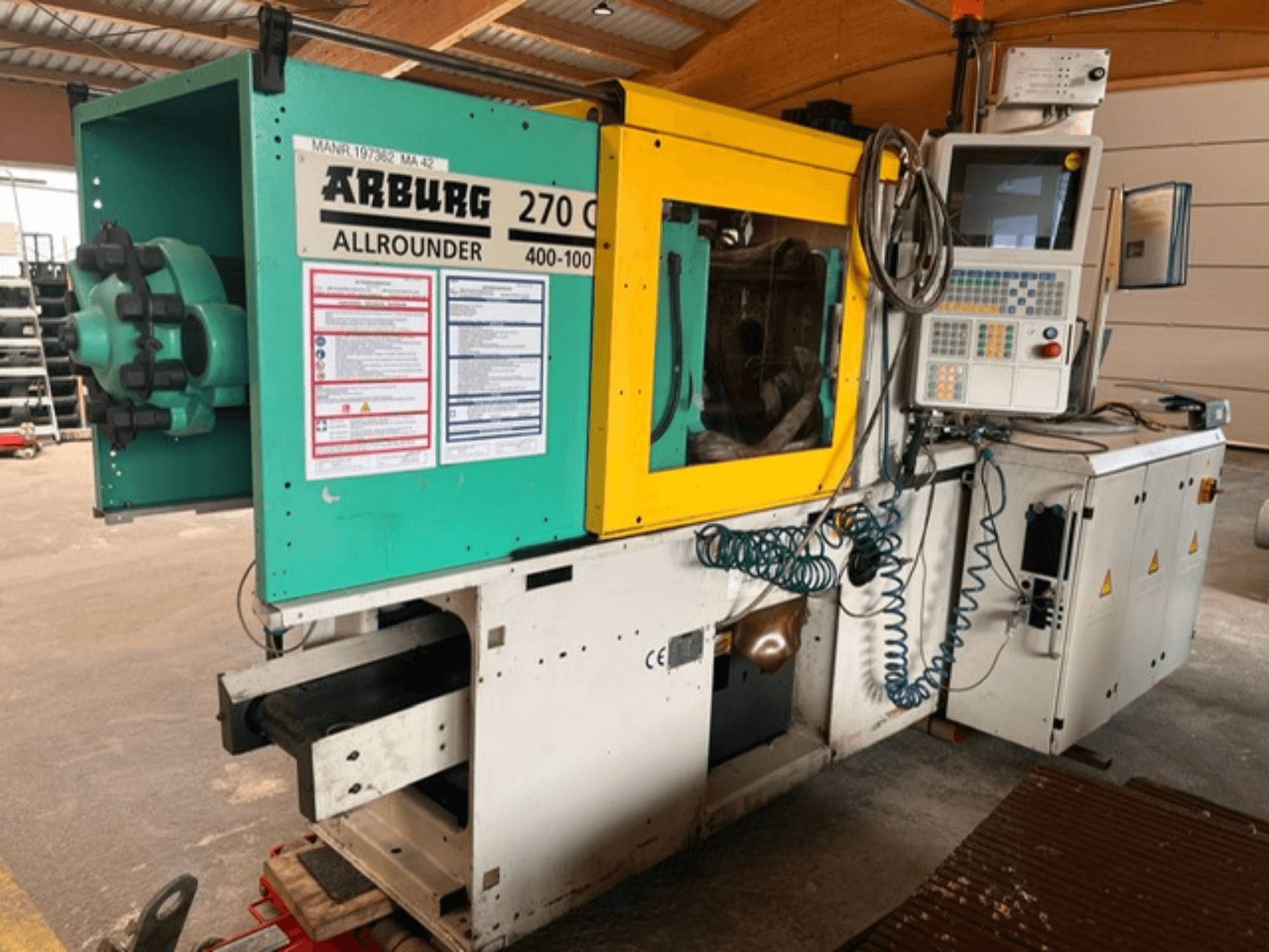 „Arburg 270 C“ hidraulinio liejimo staklių vaizdas iš priekio, kuriame matomi valdymo elementai ir eksploatacinės detalės.