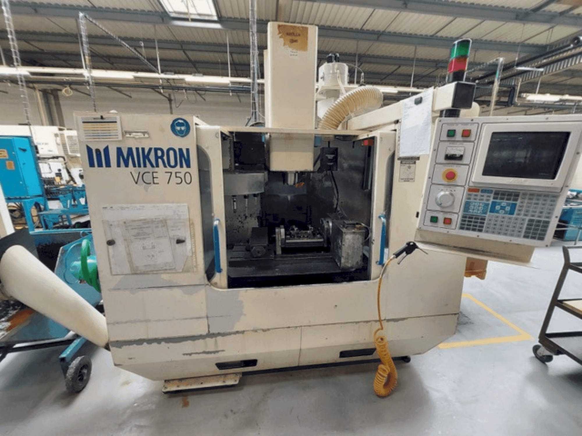 HAAS MIKRON VCE 750 Mašinos vaizdas iš priekio
